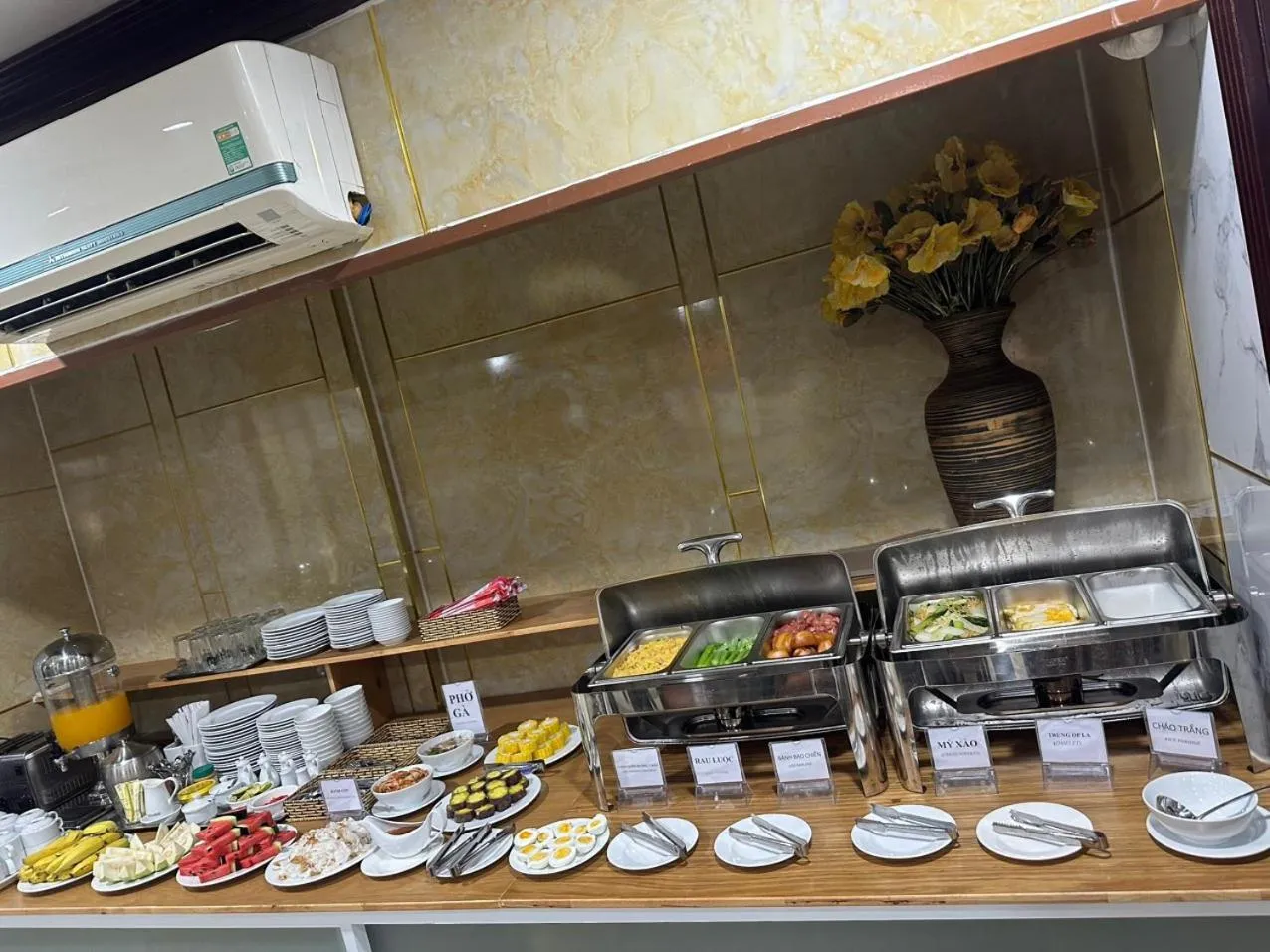 Restaurant/places to eat in Duc Minh Saigon Airport Hotel