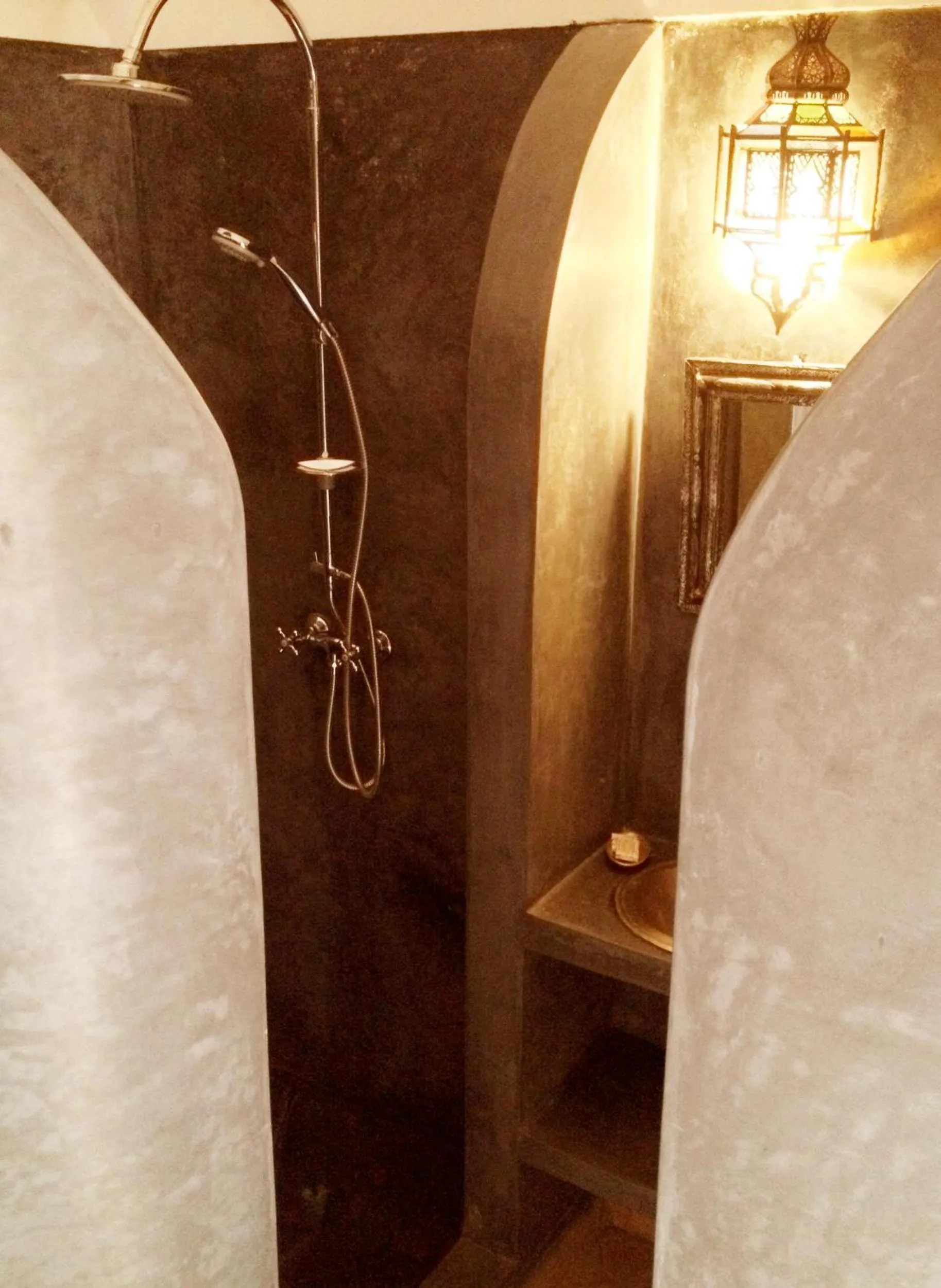 Shower in Riad of The Light
