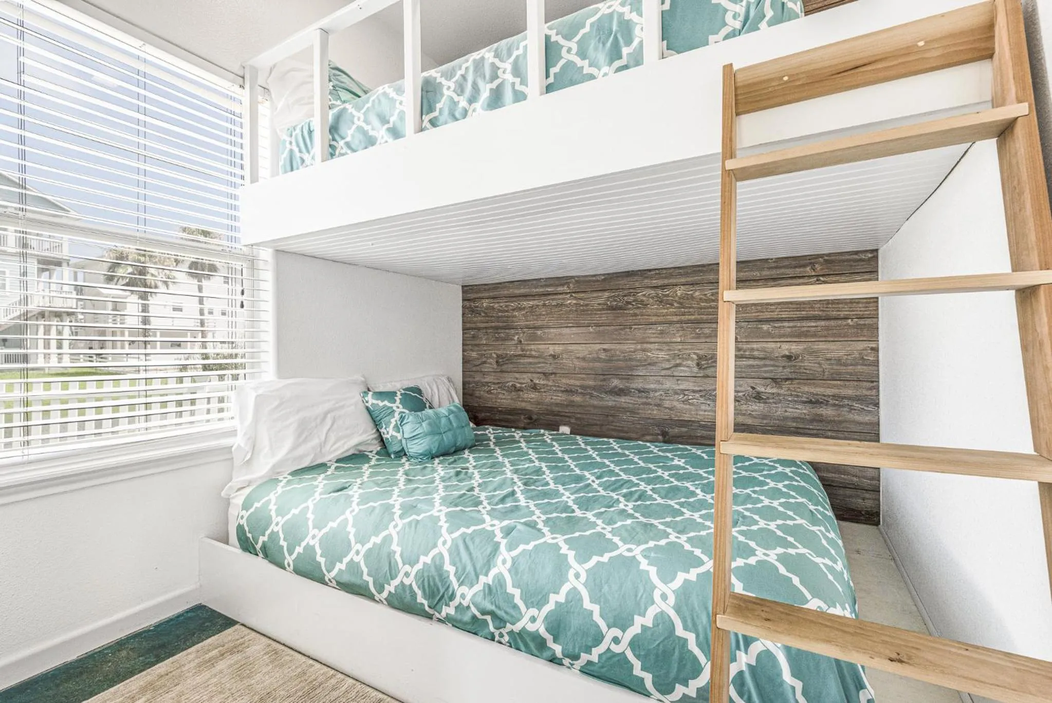Bed in The Blue Fin House! Pool Table, Ocean View & Boardwalk to Beach