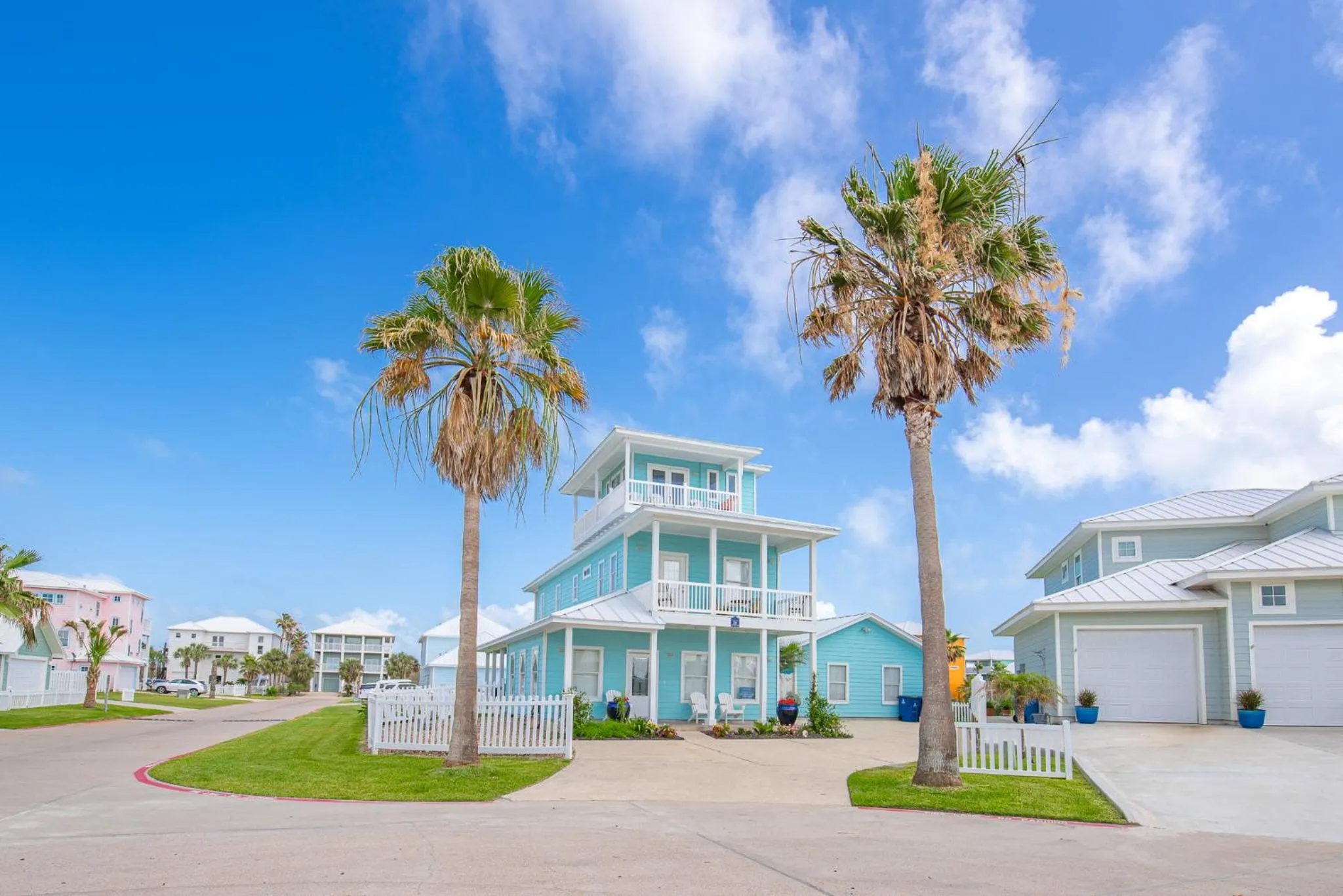 The Blue Fin House! Pool Table, Ocean View & Boardwalk to Beach