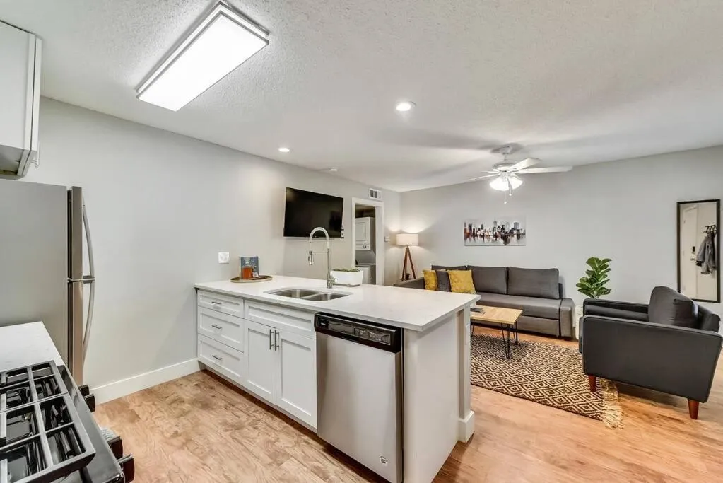 Global Cup Hello Gorgeous Flat near Downtown!