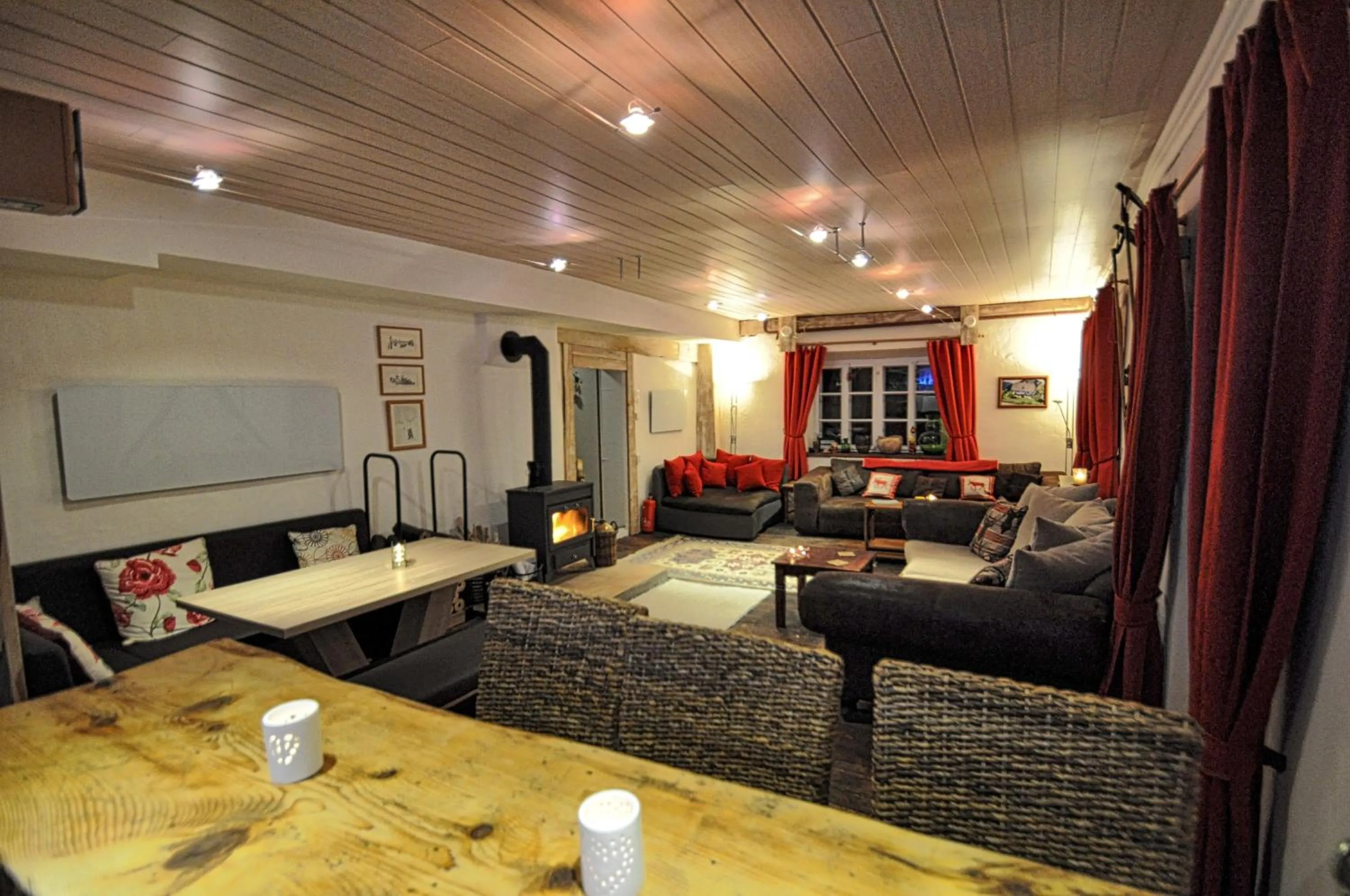Communal lounge/ TV room in Gasthaus Chalet Mur