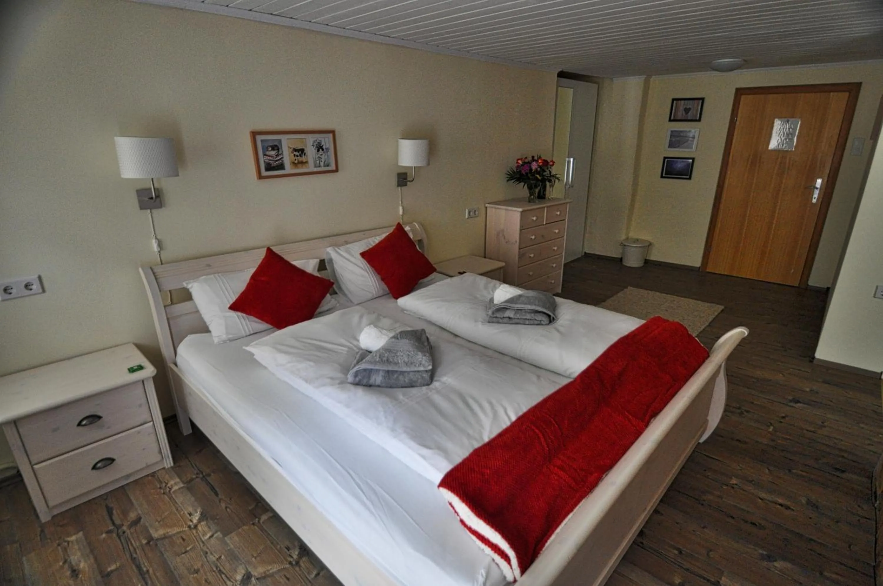 Photo of the whole room, Bed in Gasthaus Chalet Mur