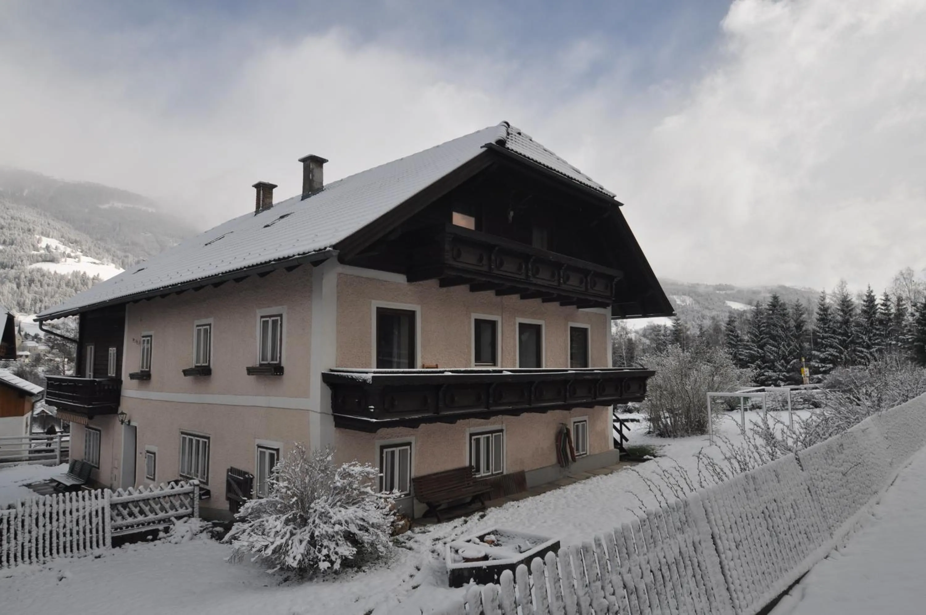 Facade/entrance in Gasthaus Chalet Mur