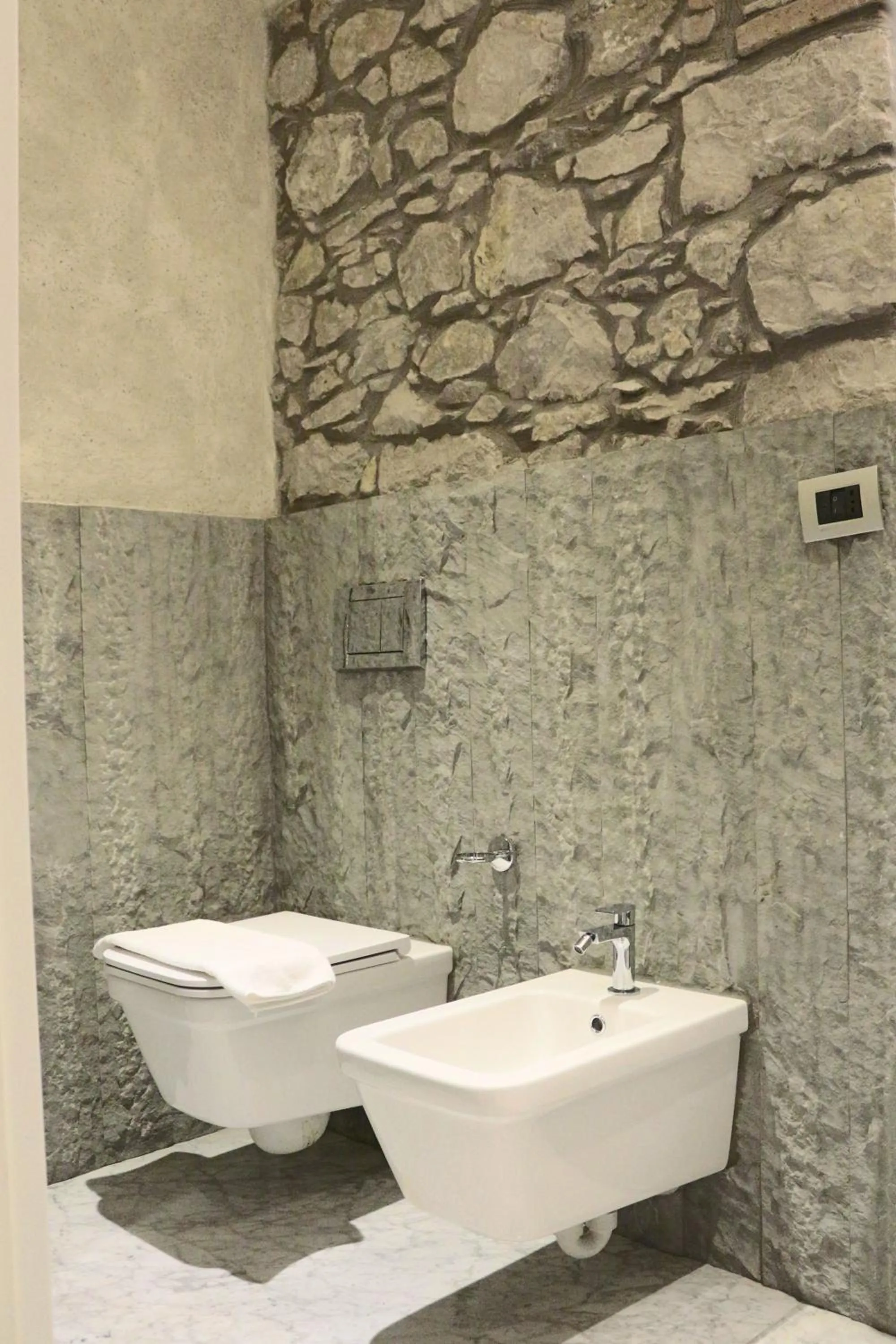 Toilet in Le Jardin Romain