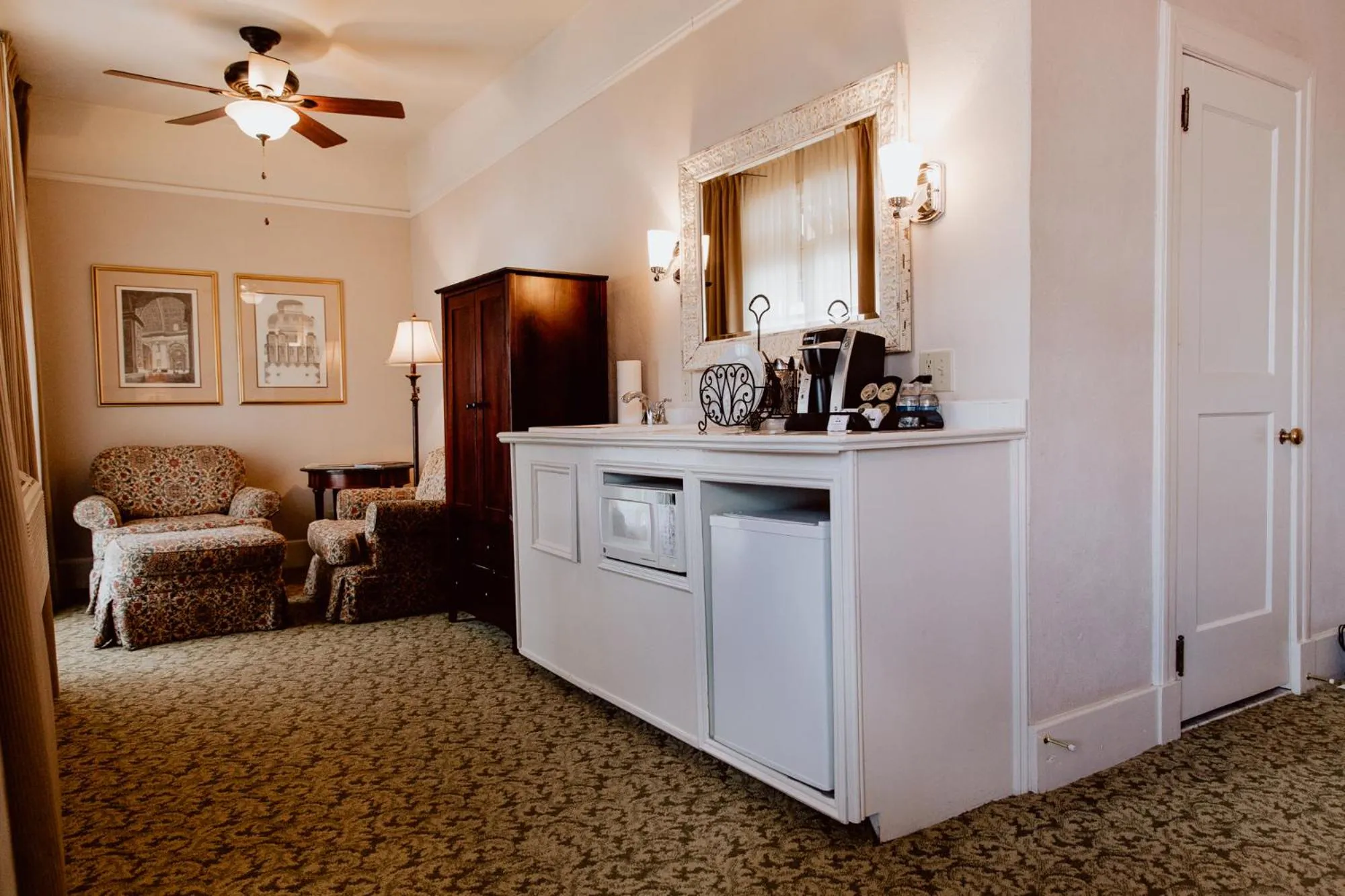 Kitchen or kitchenette in The Hotel Paisano