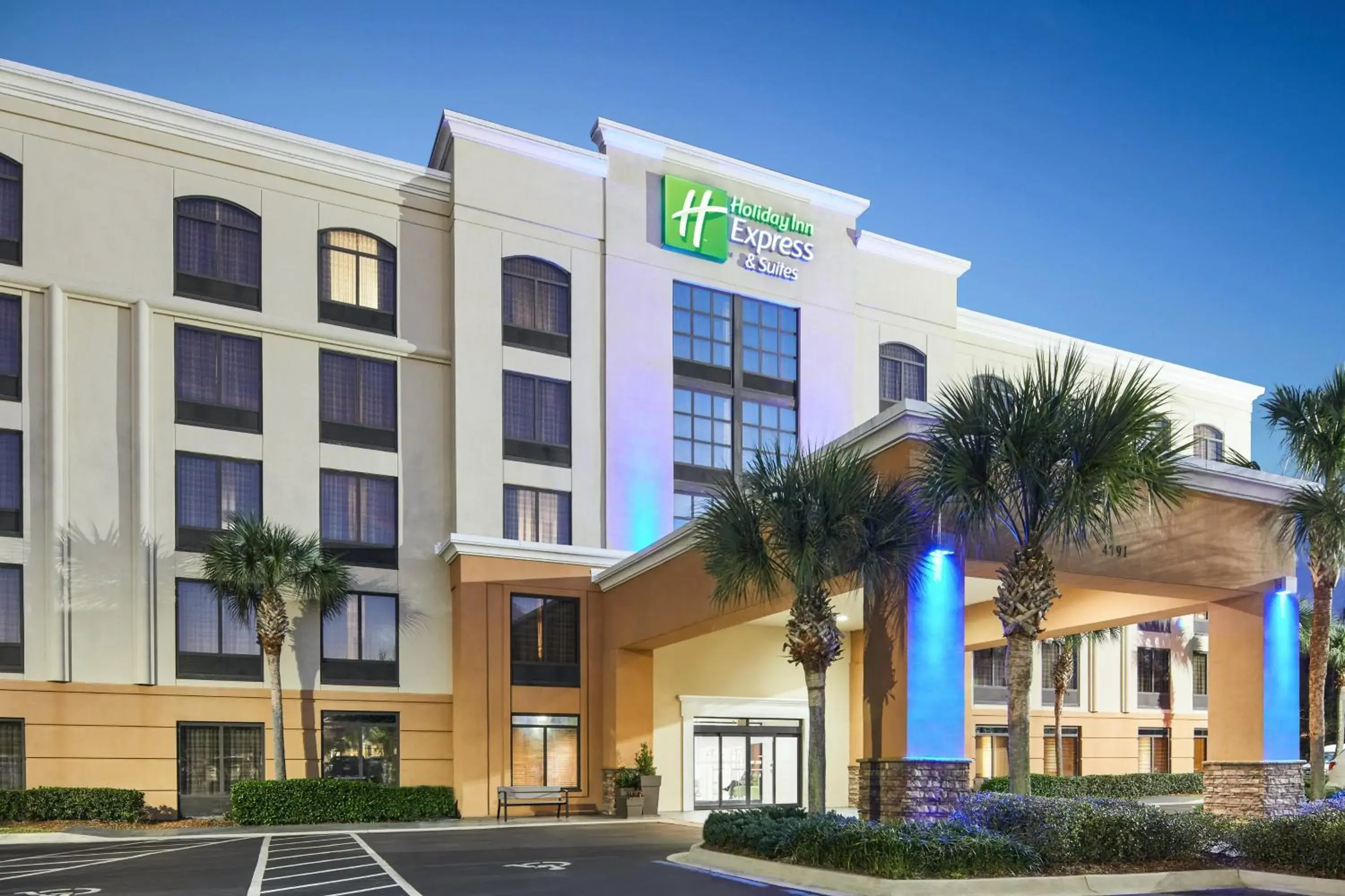Property building in Holiday Inn Express & Suites Jacksonville South East - Medical Center Area by IHG Property building in Holiday Inn Express & Suites Jacksonville South East - Medical Center Area by IHG