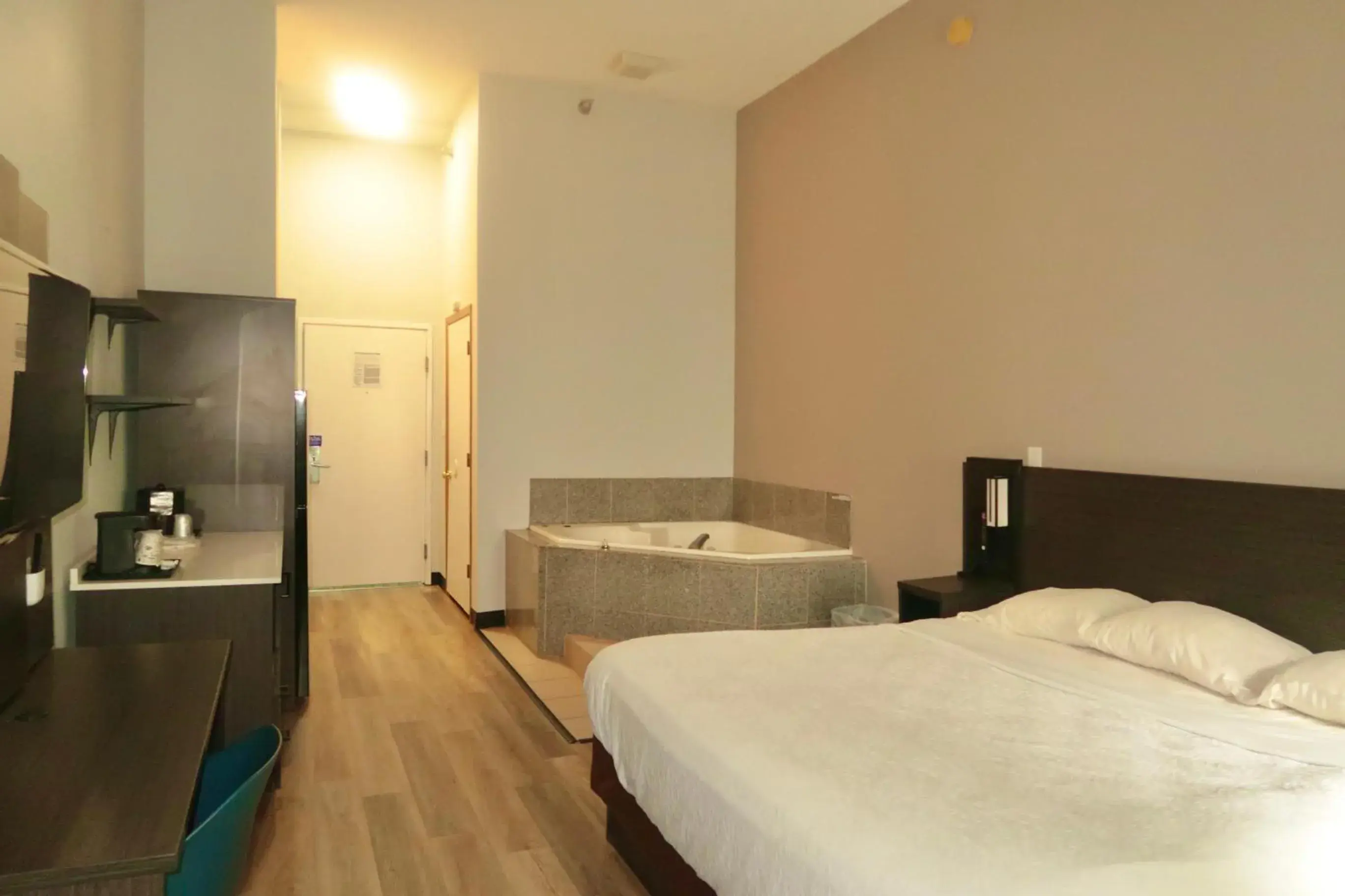 Bedroom, Bed in Studio 6 Elkhart, IN- Kitchenette Rooms Bedroom, Bed in Studio 6 Elkhart, IN- Kitchenette Rooms