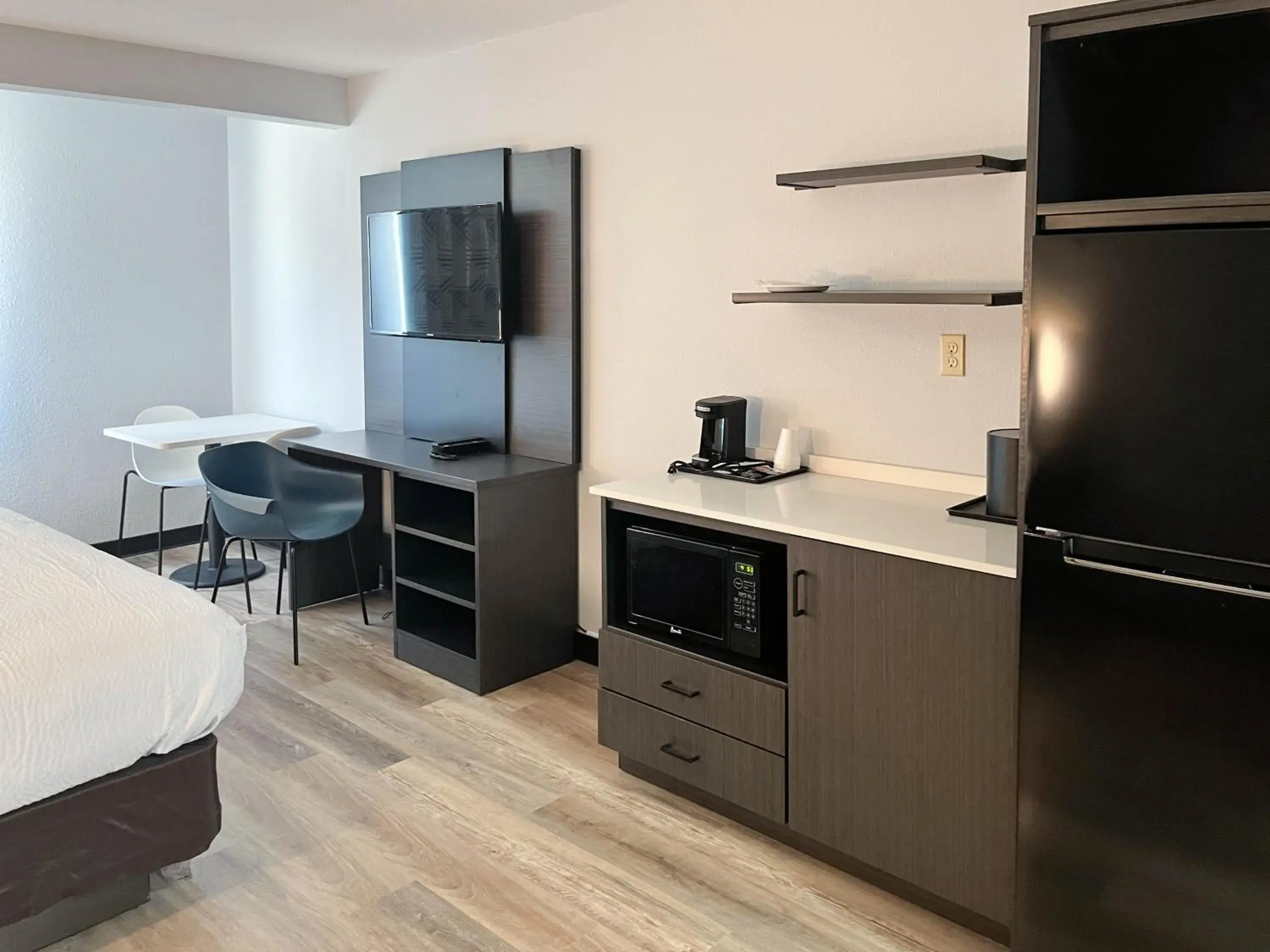 kitchen, Bed in Studio 6 Elkhart, IN- Kitchenette Rooms kitchen, Bed in Studio 6 Elkhart, IN- Kitchenette Rooms