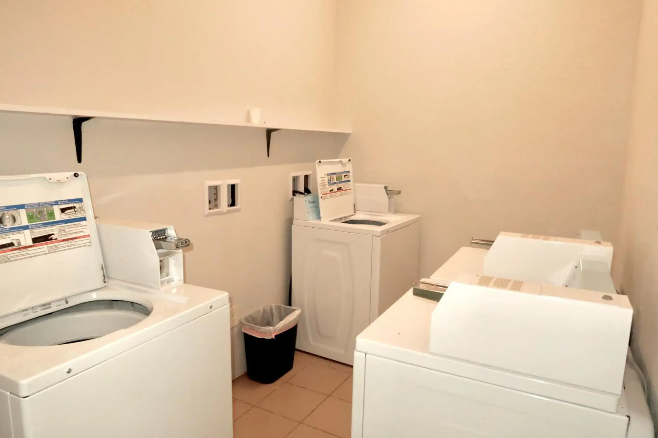 washing machine, Bed in Studio 6 Elkhart, IN- Kitchenette Rooms washing machine, Bed in Studio 6 Elkhart, IN- Kitchenette Rooms