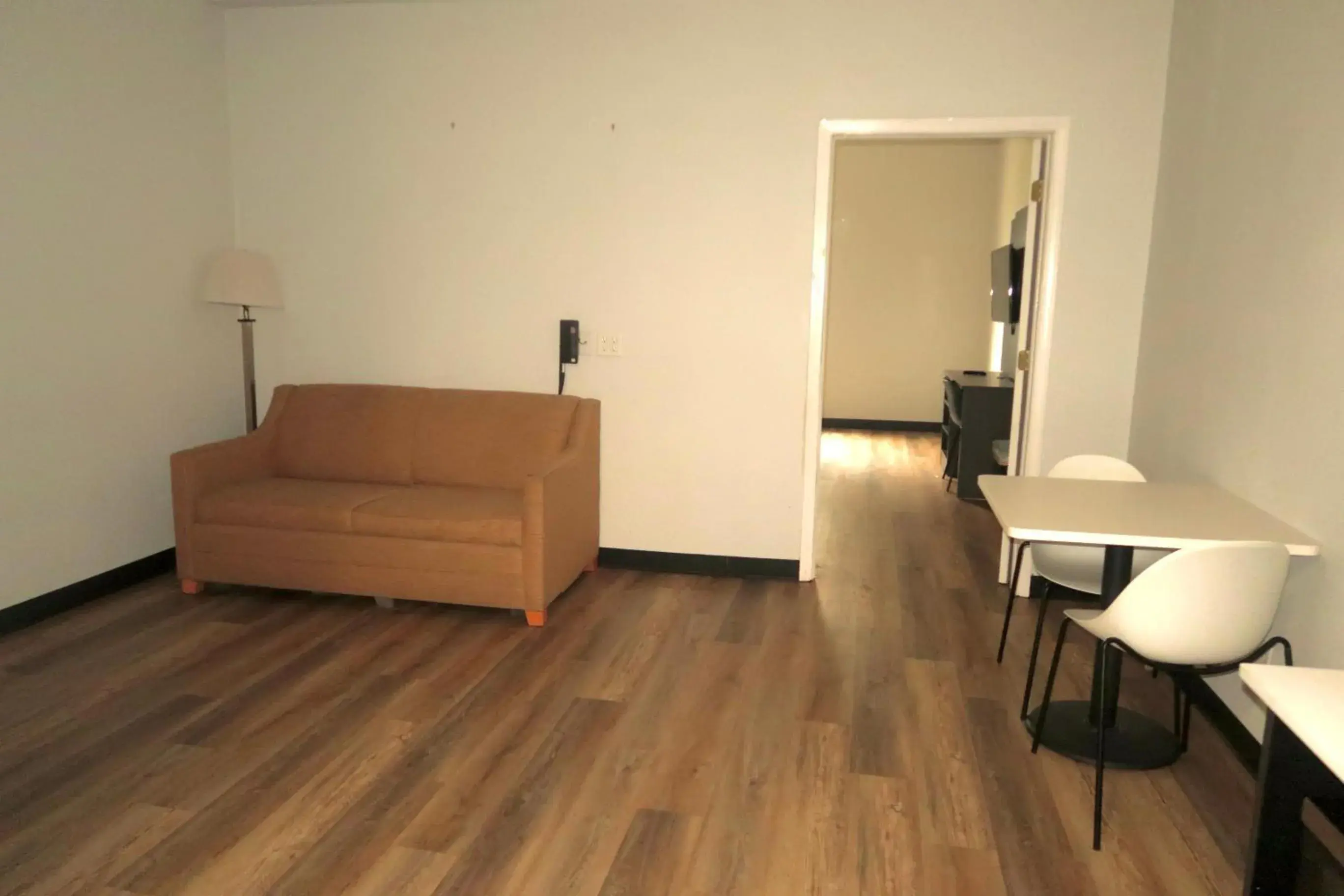 Living room in Studio 6 Elkhart, IN- Kitchenette Rooms Living room in Studio 6 Elkhart, IN- Kitchenette Rooms