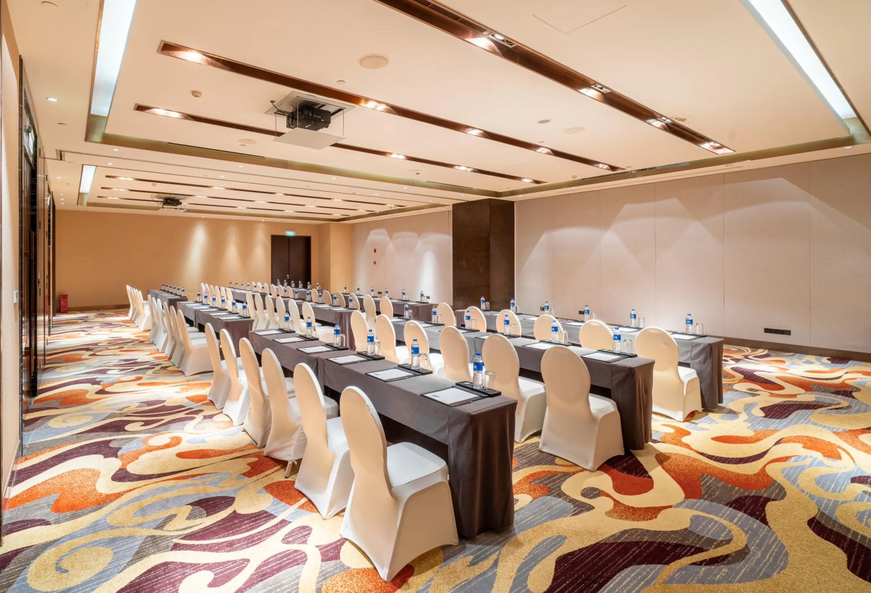 Meeting/conference room in Crowne Plaza Wuxi Taihu by IHG