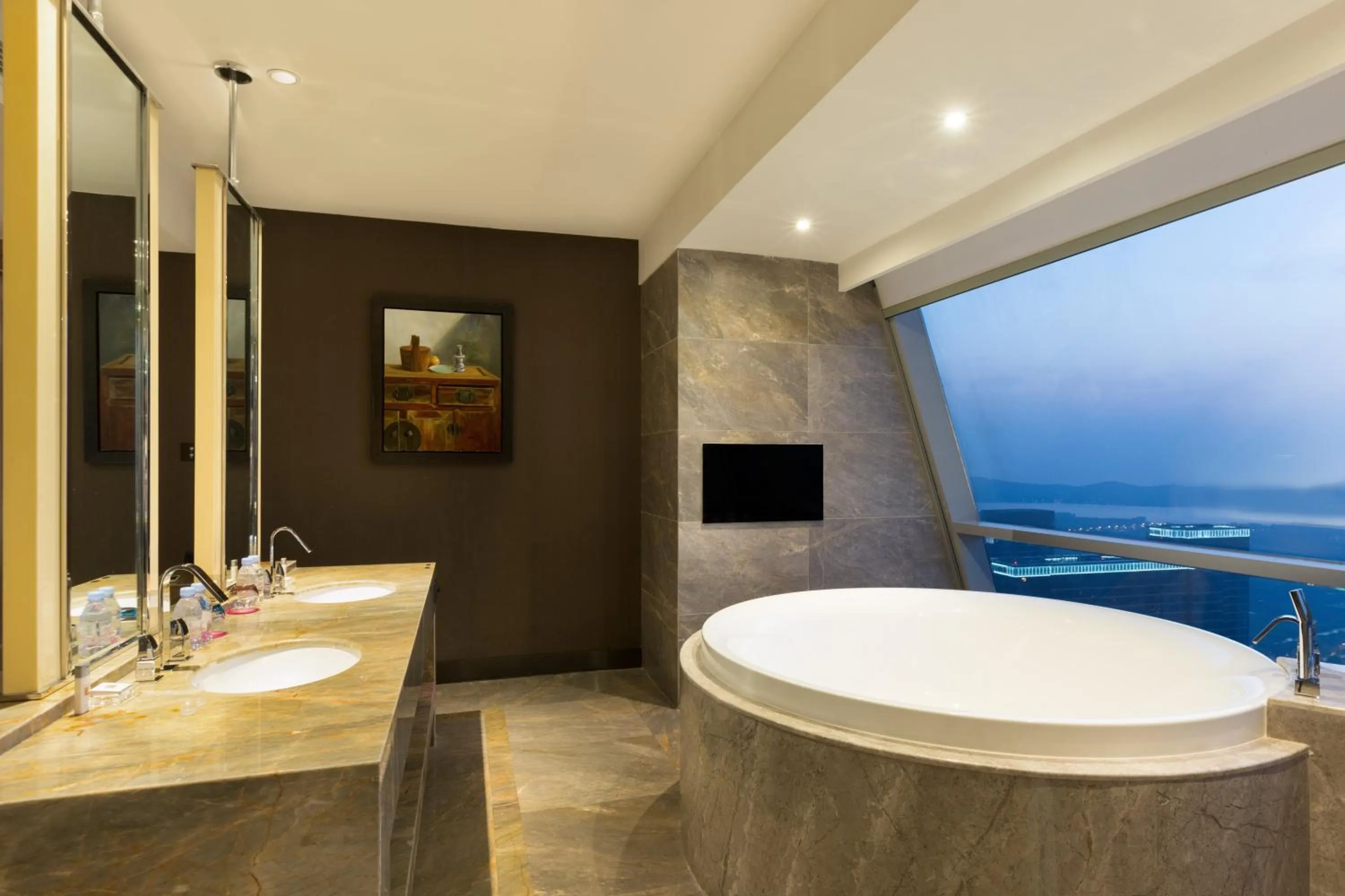 Photo of the whole room in Crowne Plaza Wuxi Taihu by IHG