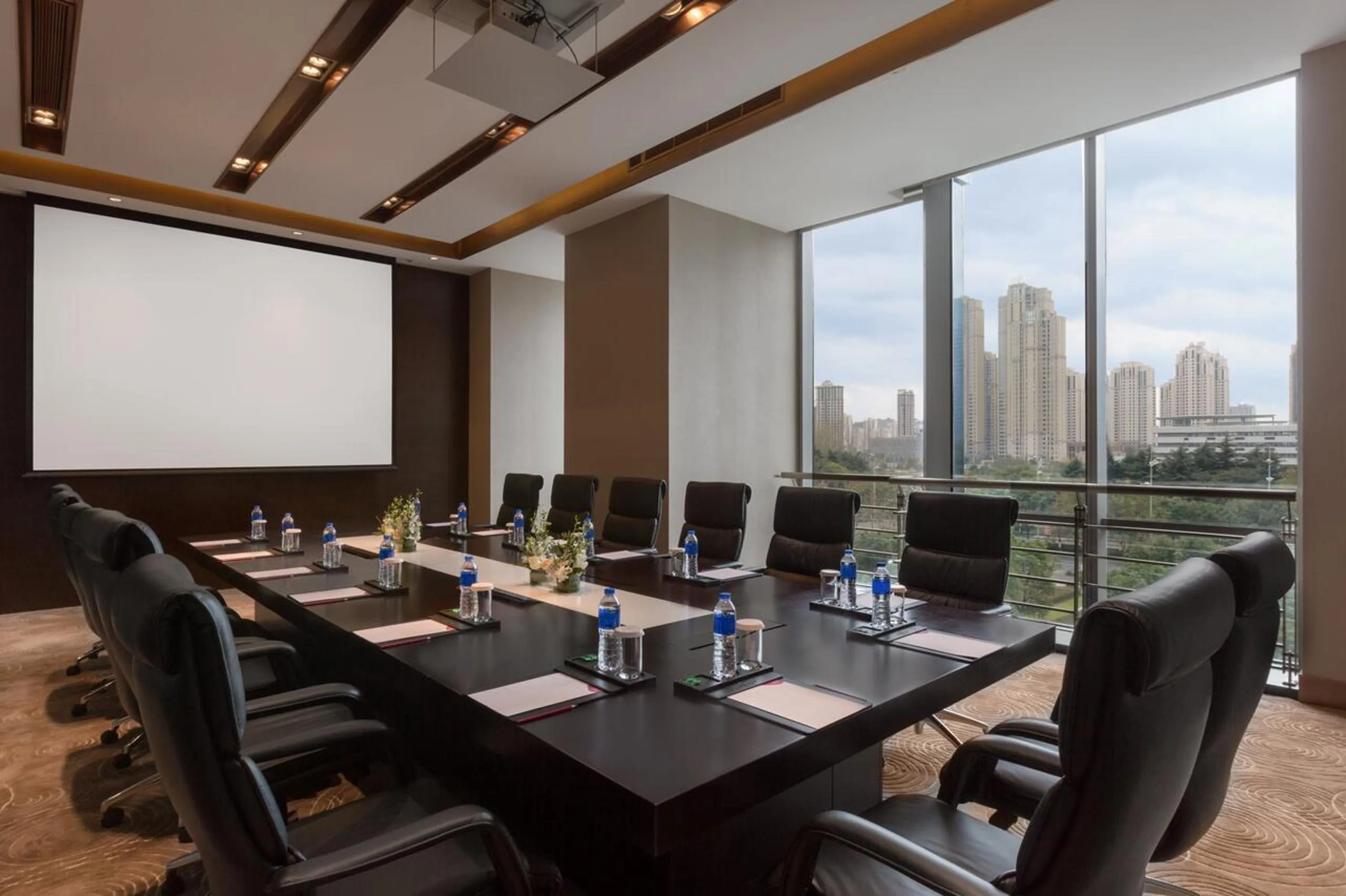 Meeting/conference room in Crowne Plaza Wuxi Taihu by IHG