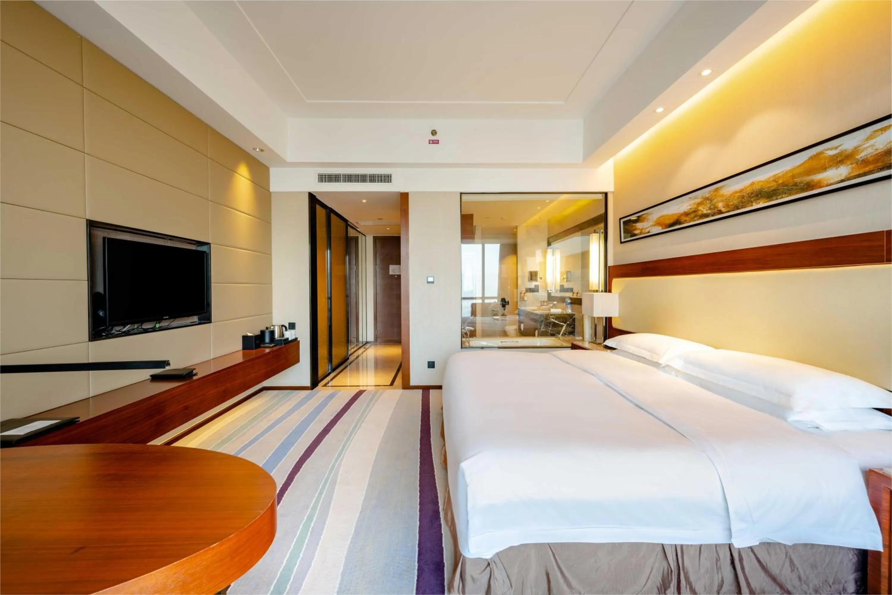 Bed in Crowne Plaza Wuxi Taihu by IHG