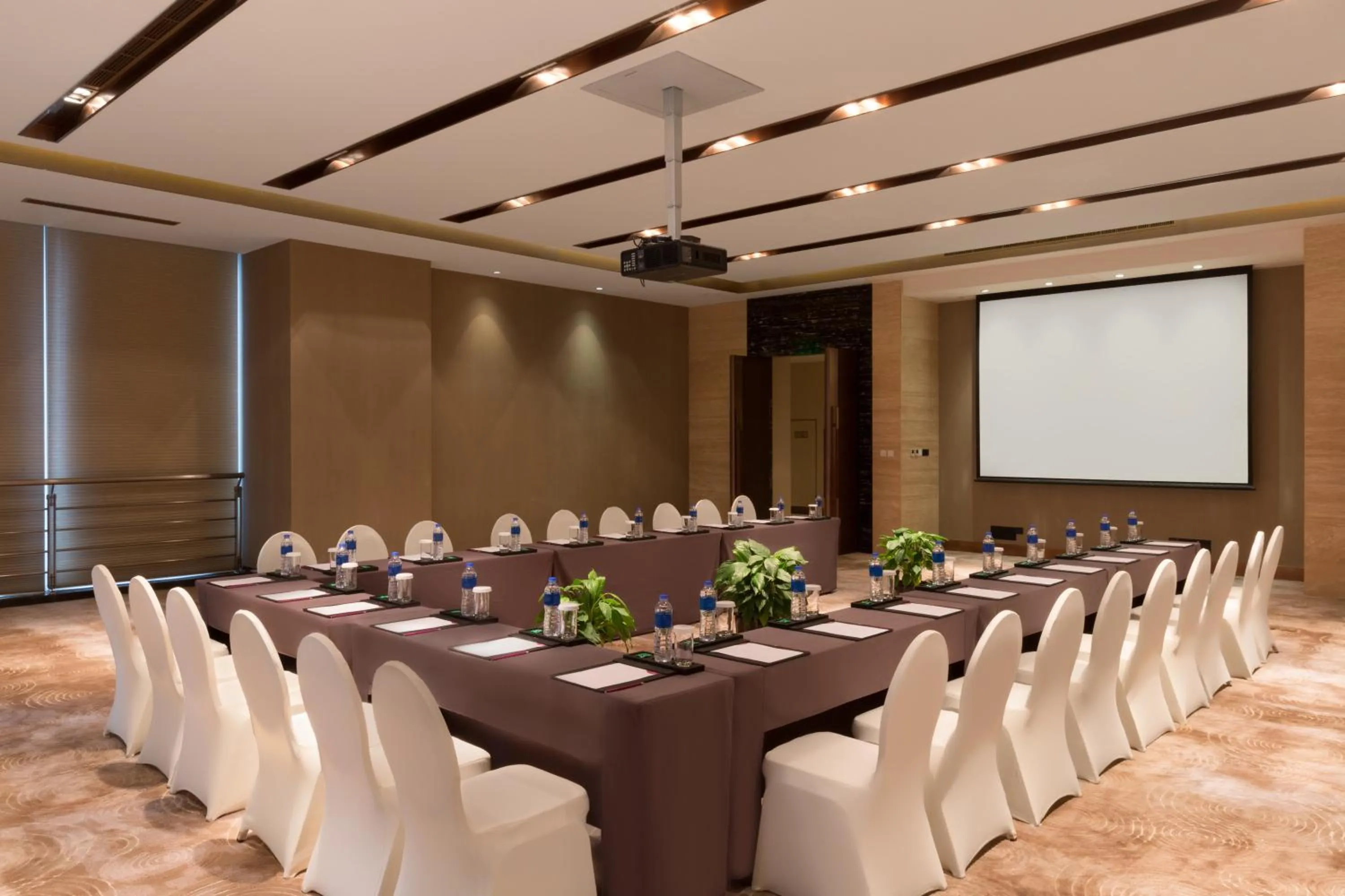 Meeting/conference room in Crowne Plaza Wuxi Taihu by IHG