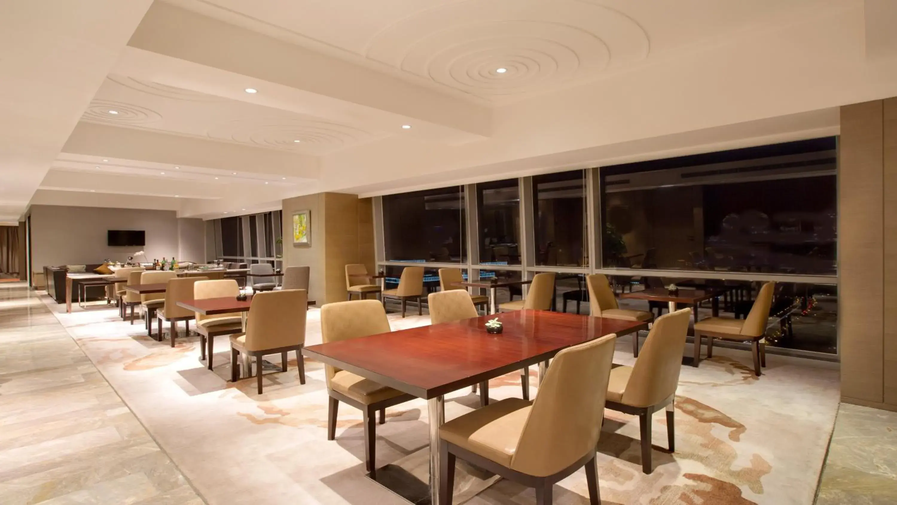 Lounge or bar in Crowne Plaza Wuxi Taihu by IHG Lounge or bar in Crowne Plaza Wuxi Taihu by IHG