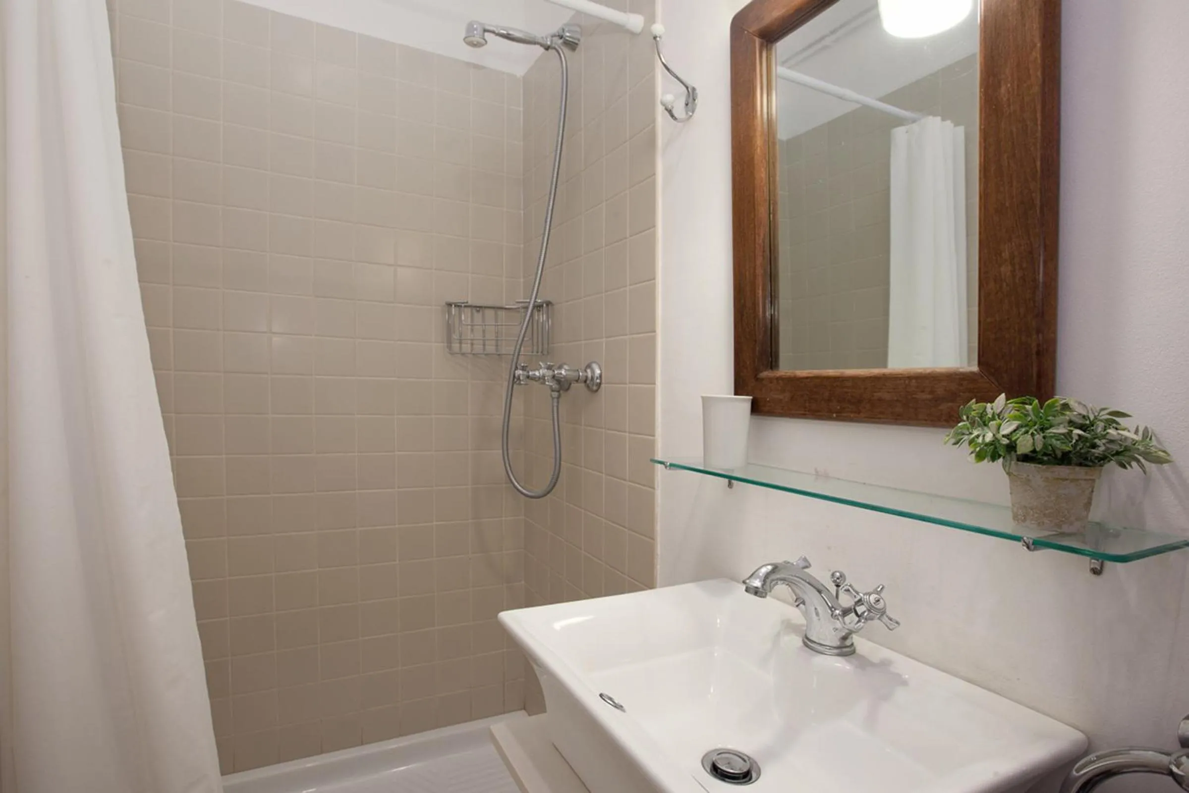 Bathroom in Letsgo Camp Nou Apartment