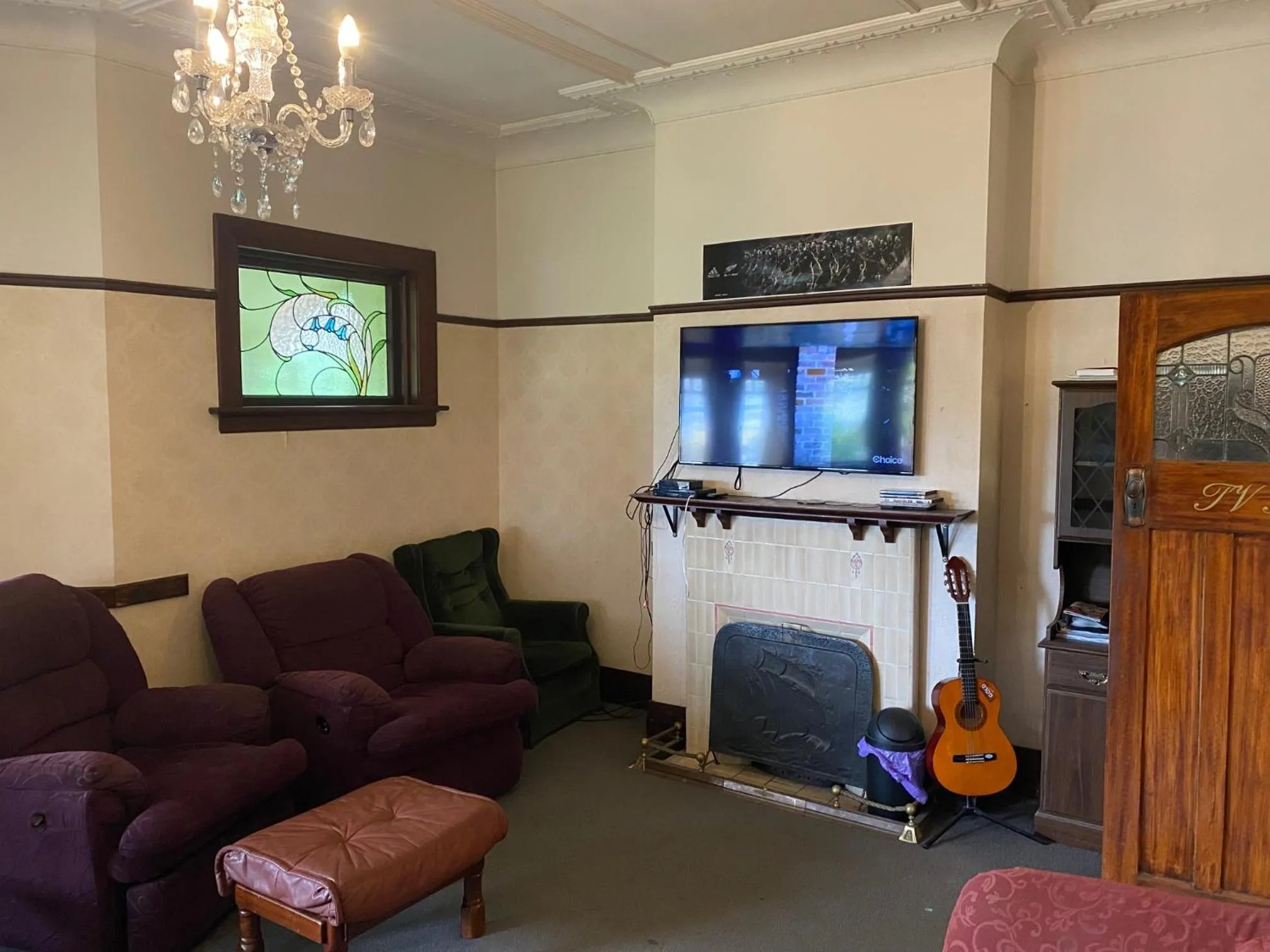 Communal lounge/ TV room, TV/Entertainment Center in Manor house backpackers