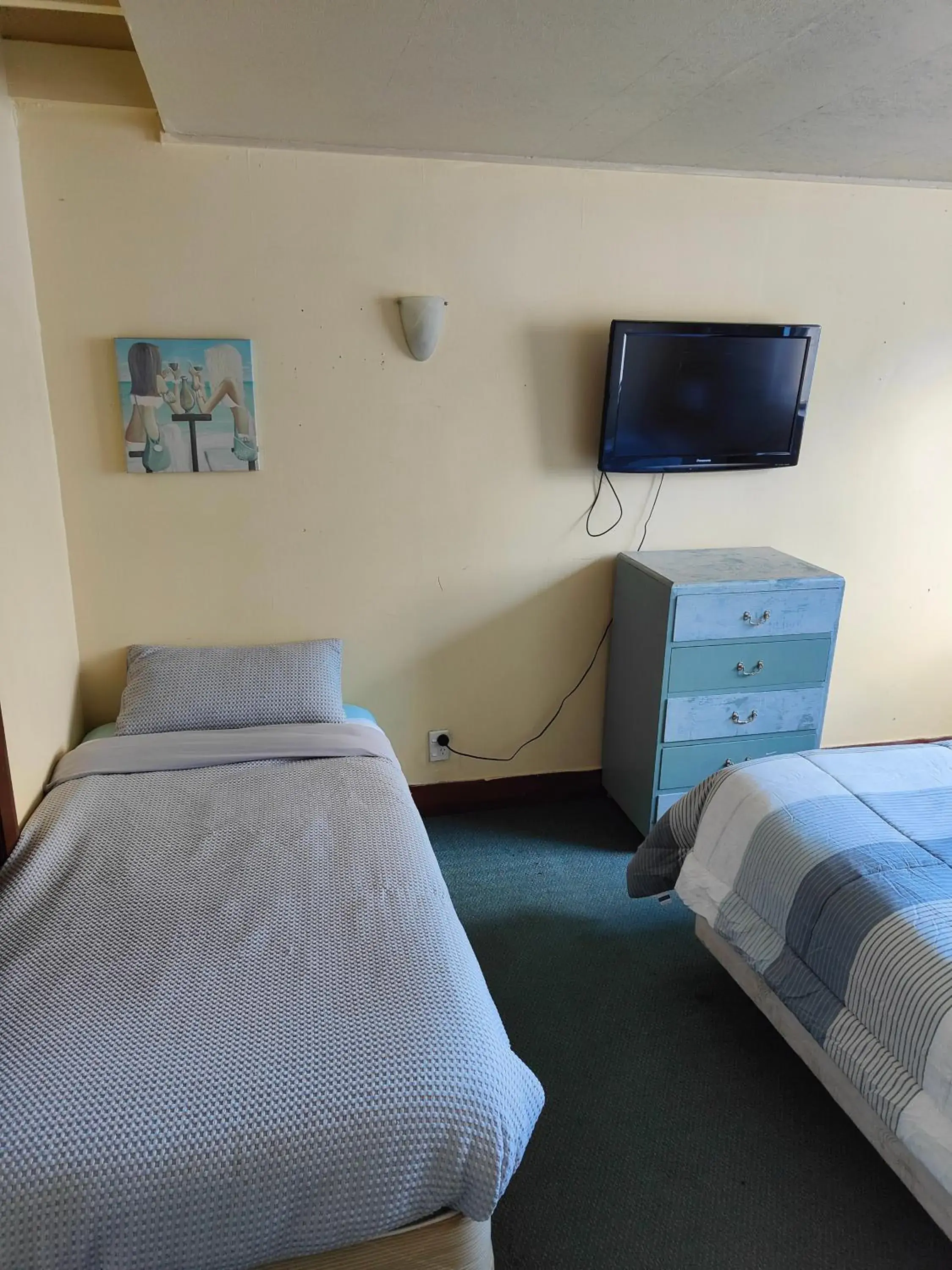 Standard Triple Room in Manor house backpackers Standard Triple Room in Manor house backpackers