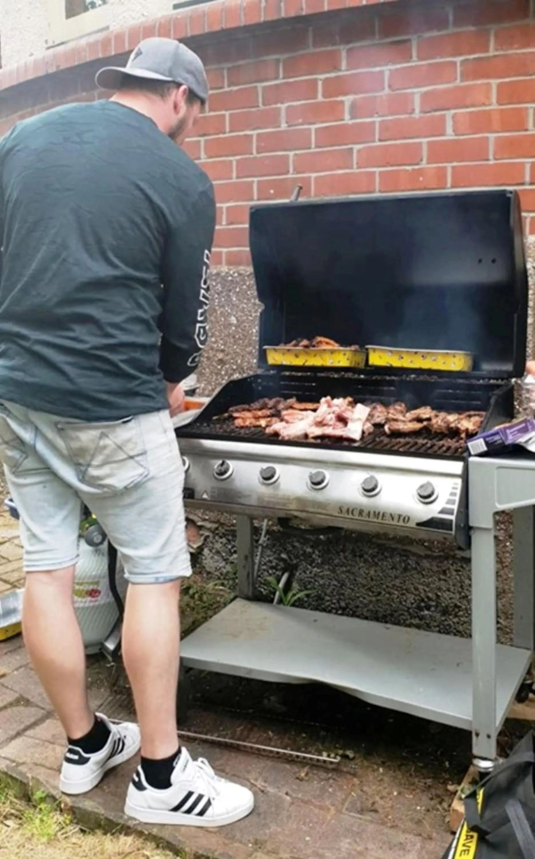 People, BBQ Facilities in Manor house backpackers