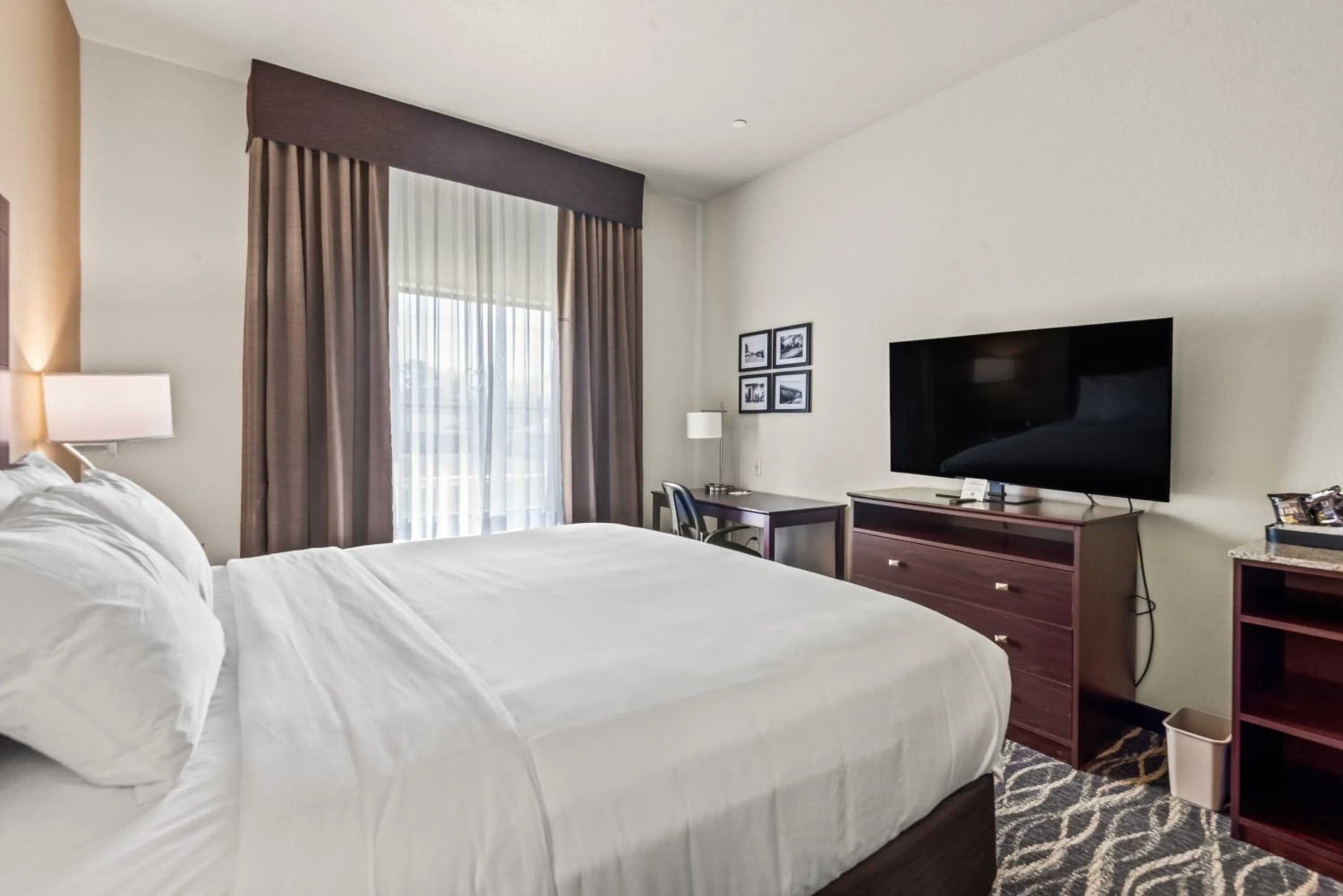 Bedroom, Bed in Cobblestone Hotel & Suites - Cullman