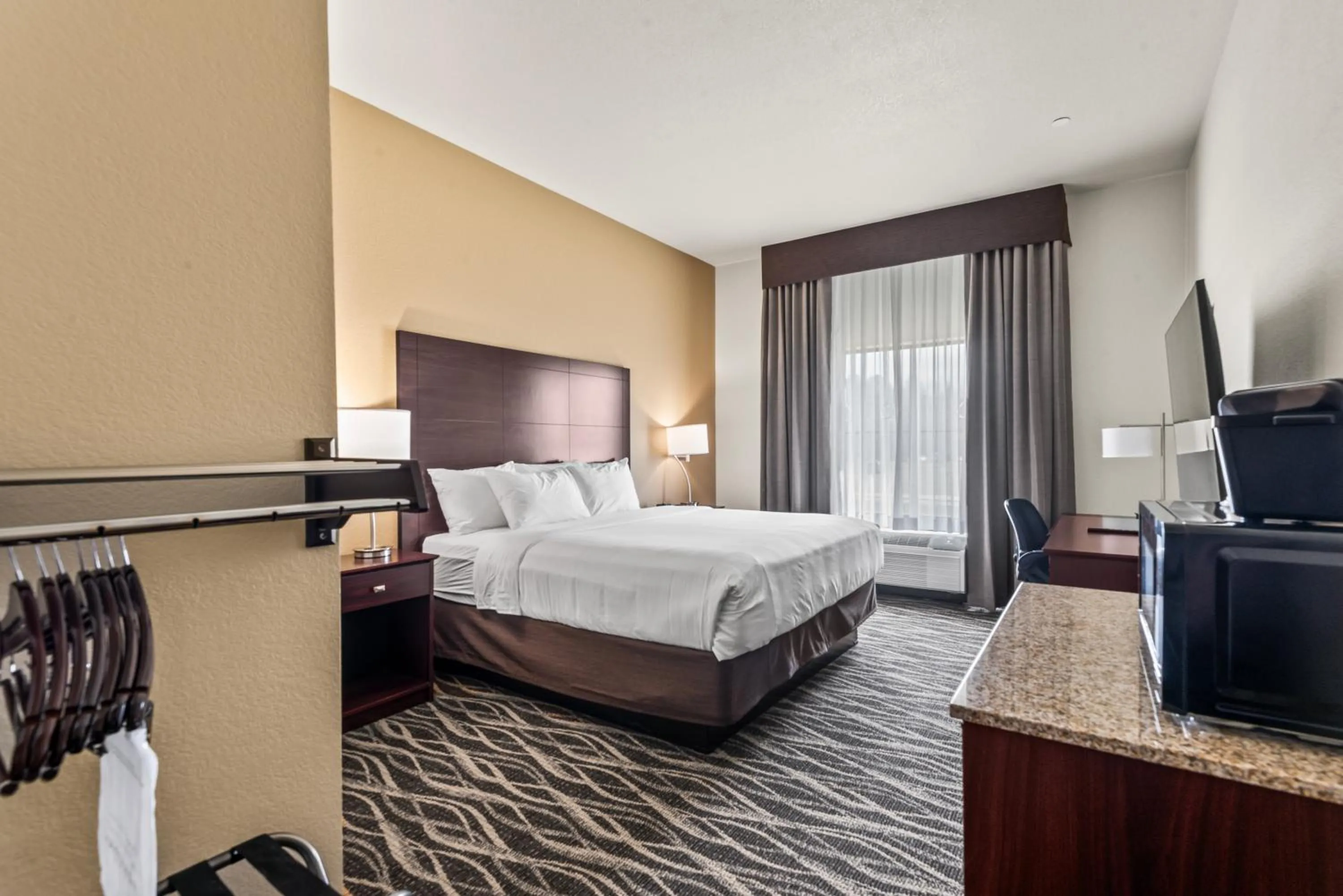 Bedroom, Bed in Cobblestone Hotel & Suites - Cullman