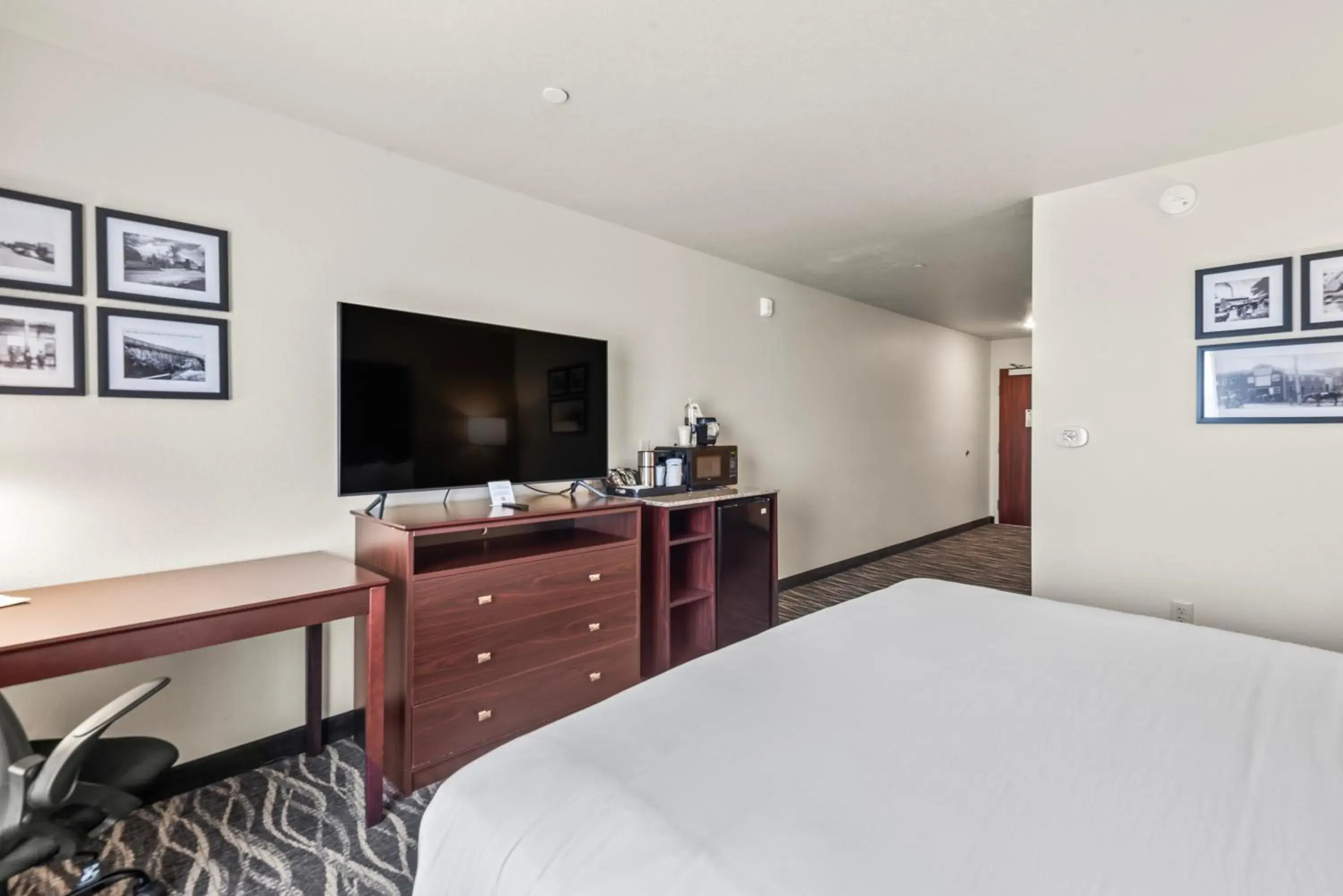 Bedroom, Bed in Cobblestone Hotel & Suites - Cullman Bedroom, Bed in Cobblestone Hotel & Suites - Cullman