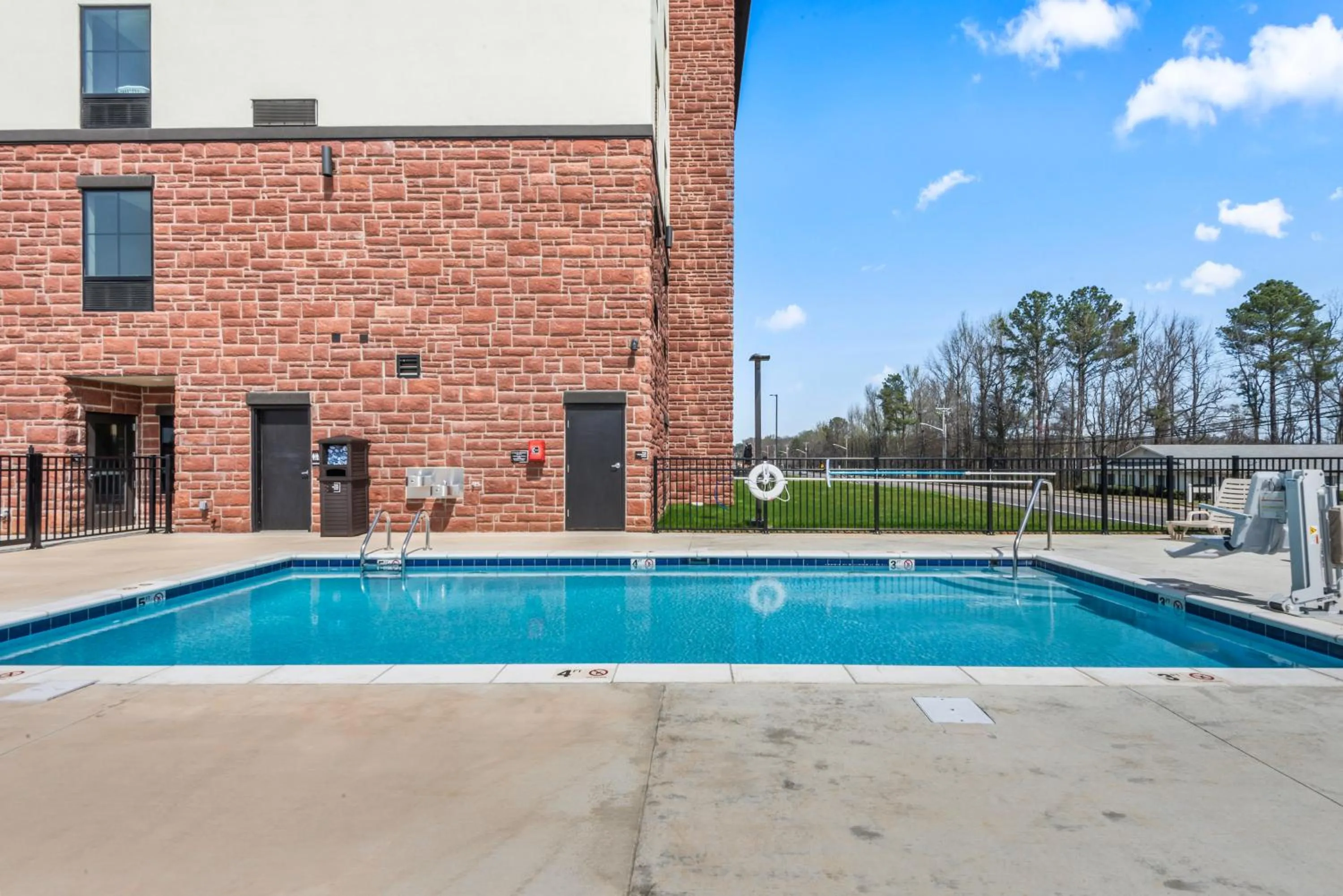 Swimming pool in Cobblestone Hotel & Suites - Cullman