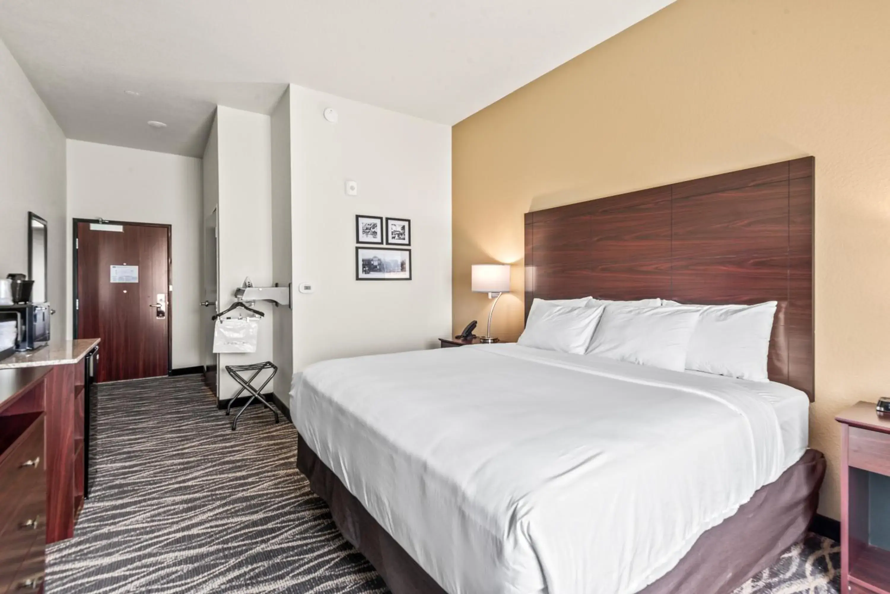 Bedroom, Bed in Cobblestone Hotel & Suites - Cullman Bedroom, Bed in Cobblestone Hotel & Suites - Cullman