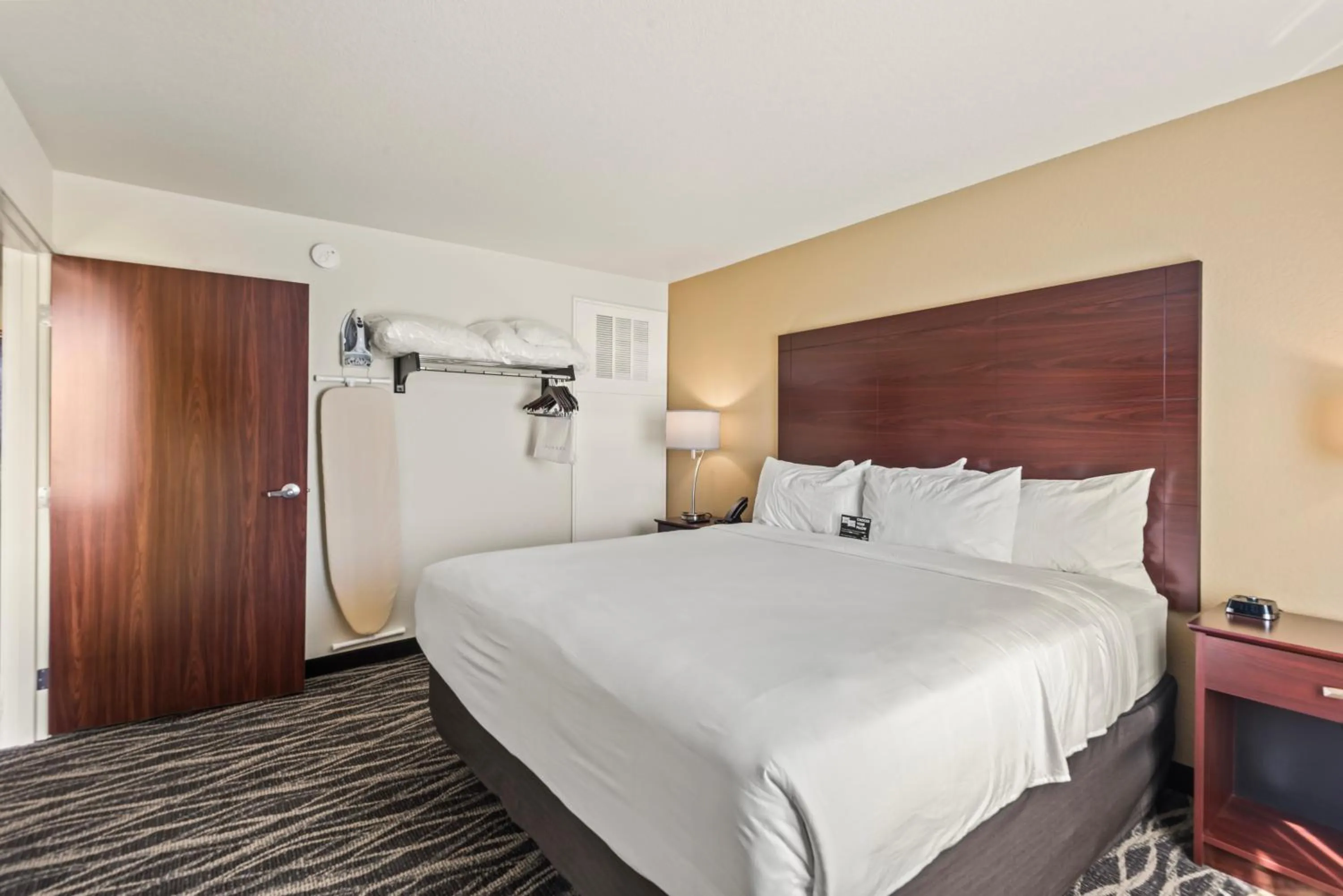 Bedroom, Bed in Cobblestone Hotel & Suites - Cullman