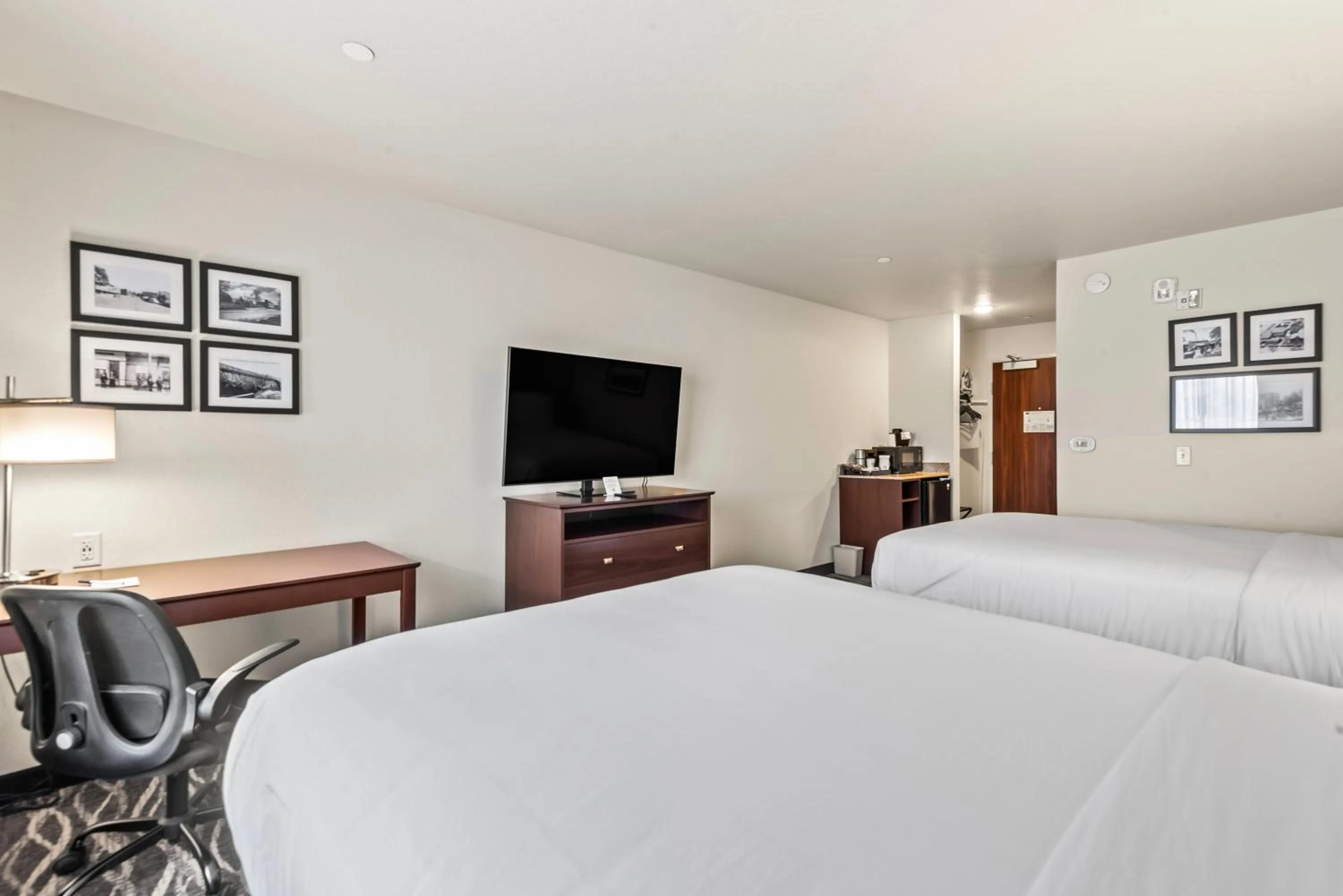 Bedroom, Bed in Cobblestone Hotel & Suites - Cullman