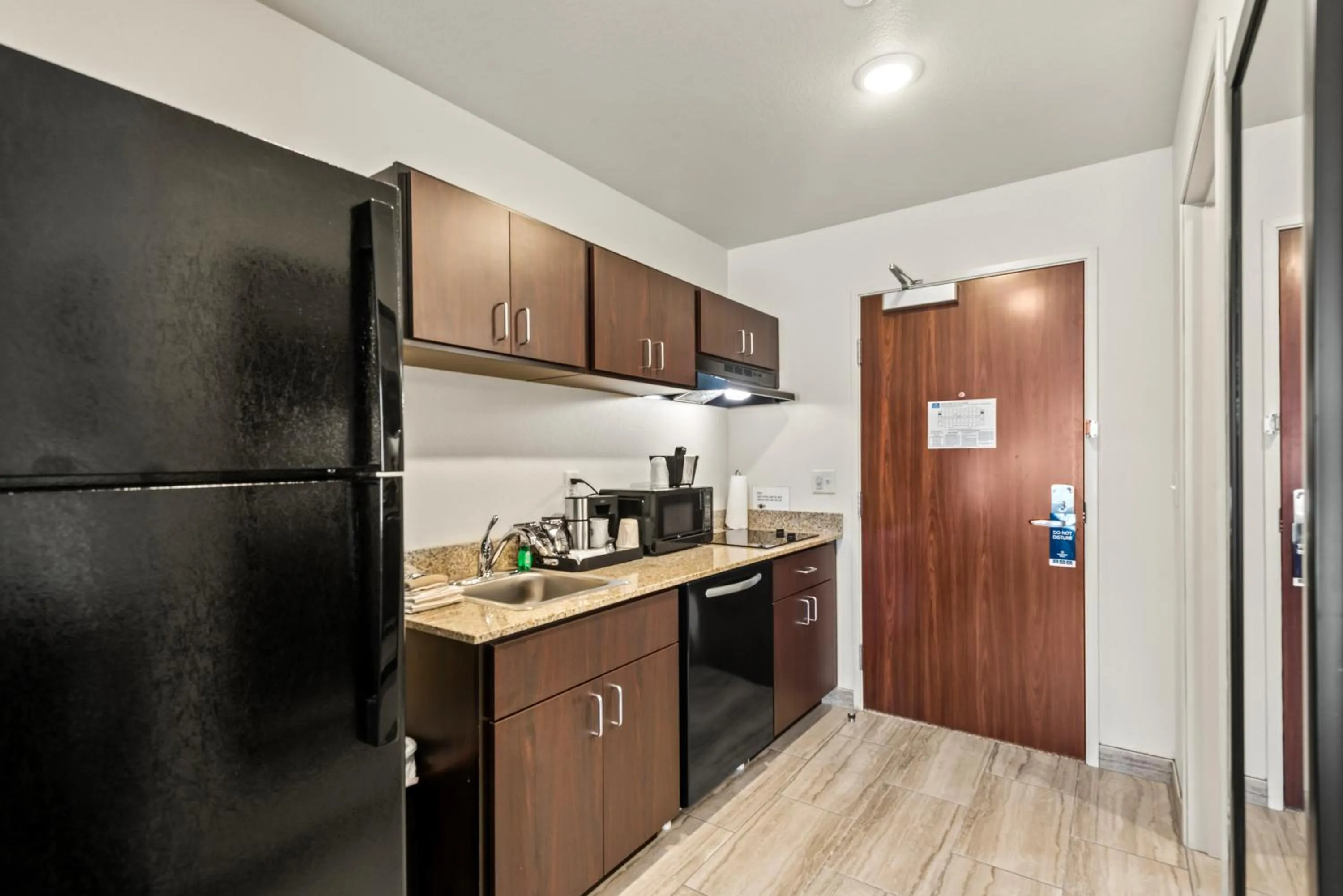 Kitchen or kitchenette in Cobblestone Hotel & Suites - Cullman