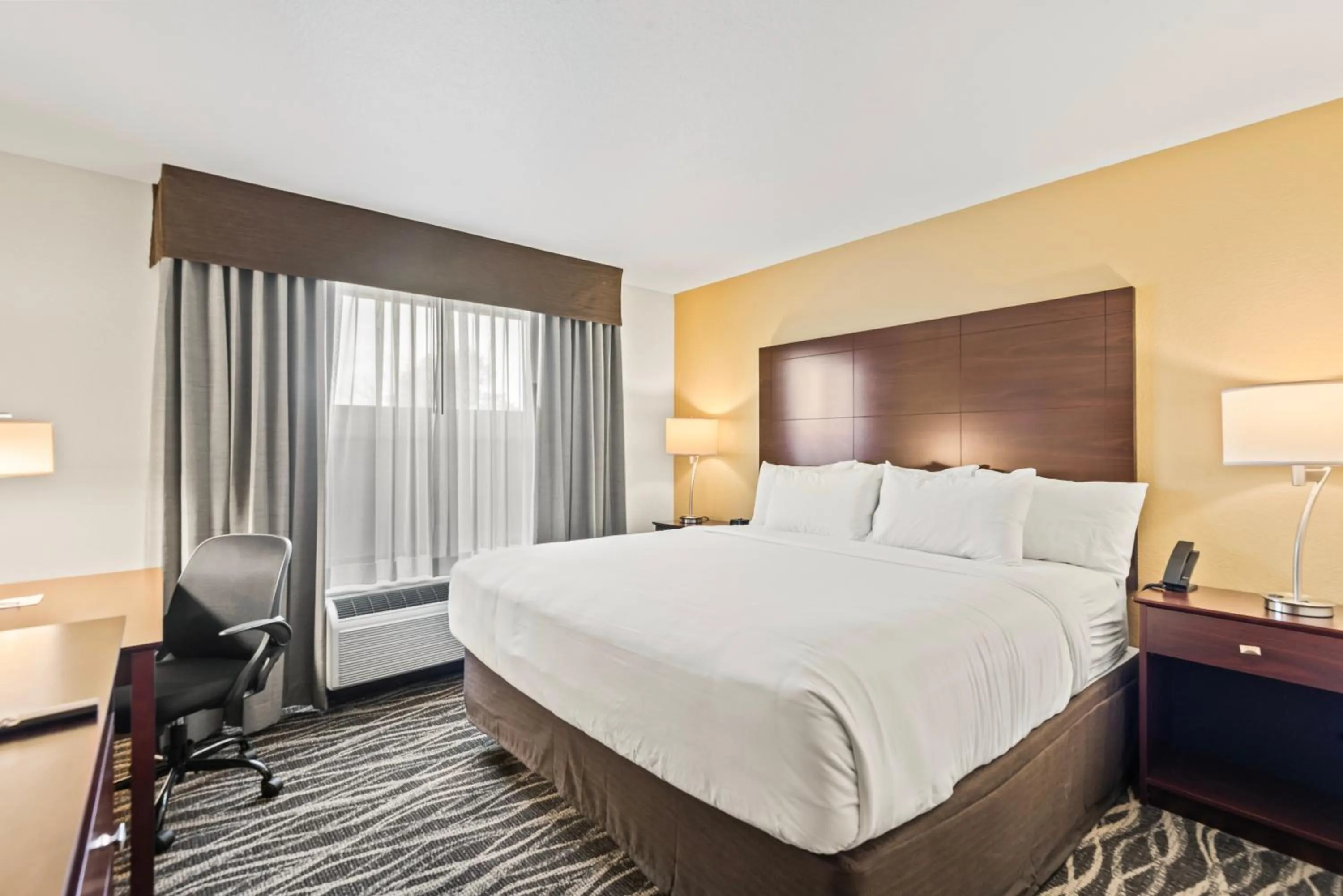 Bedroom, Bed in Cobblestone Hotel & Suites - Cullman