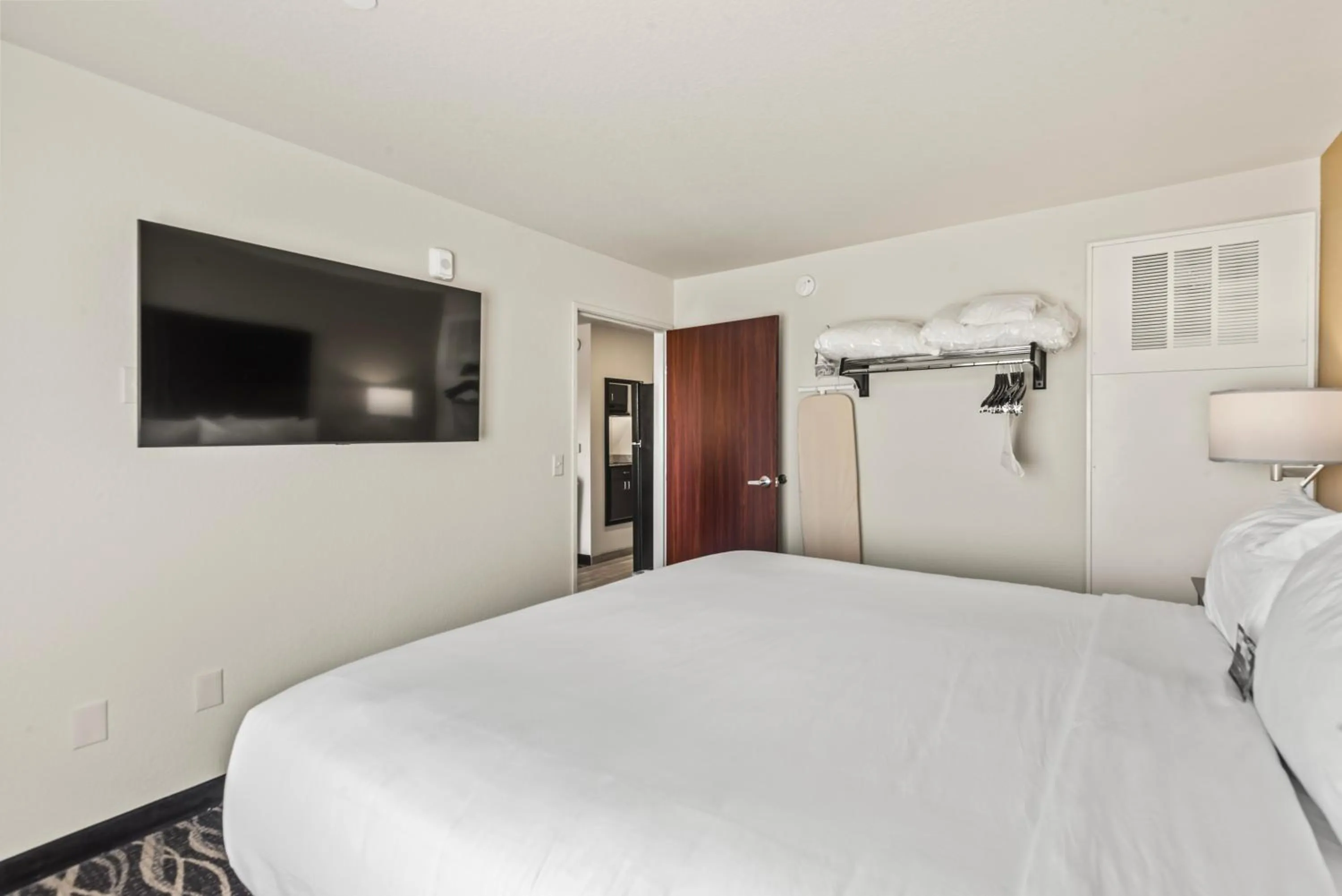 Bedroom, Bed in Cobblestone Hotel & Suites - Cullman