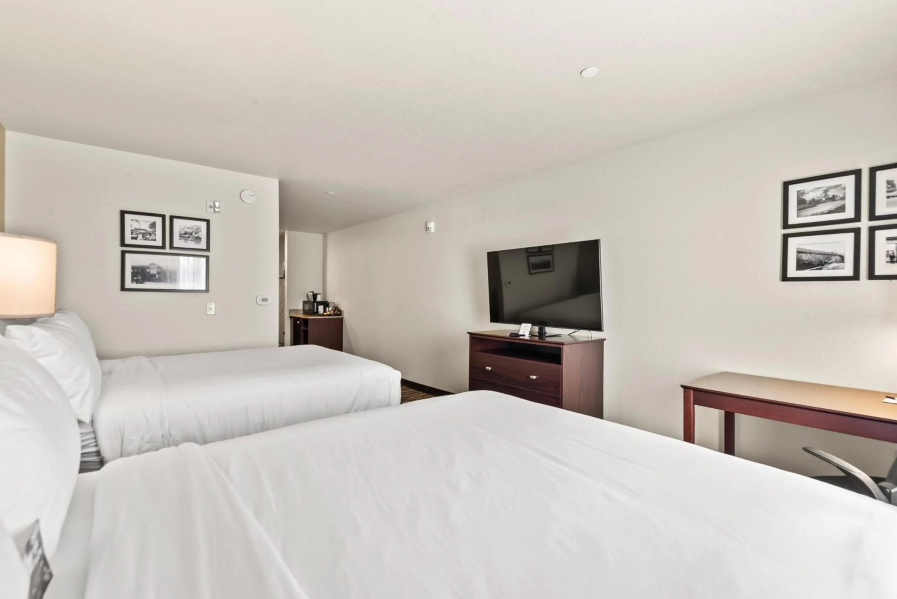 Bedroom, Bed in Cobblestone Hotel & Suites - Cullman