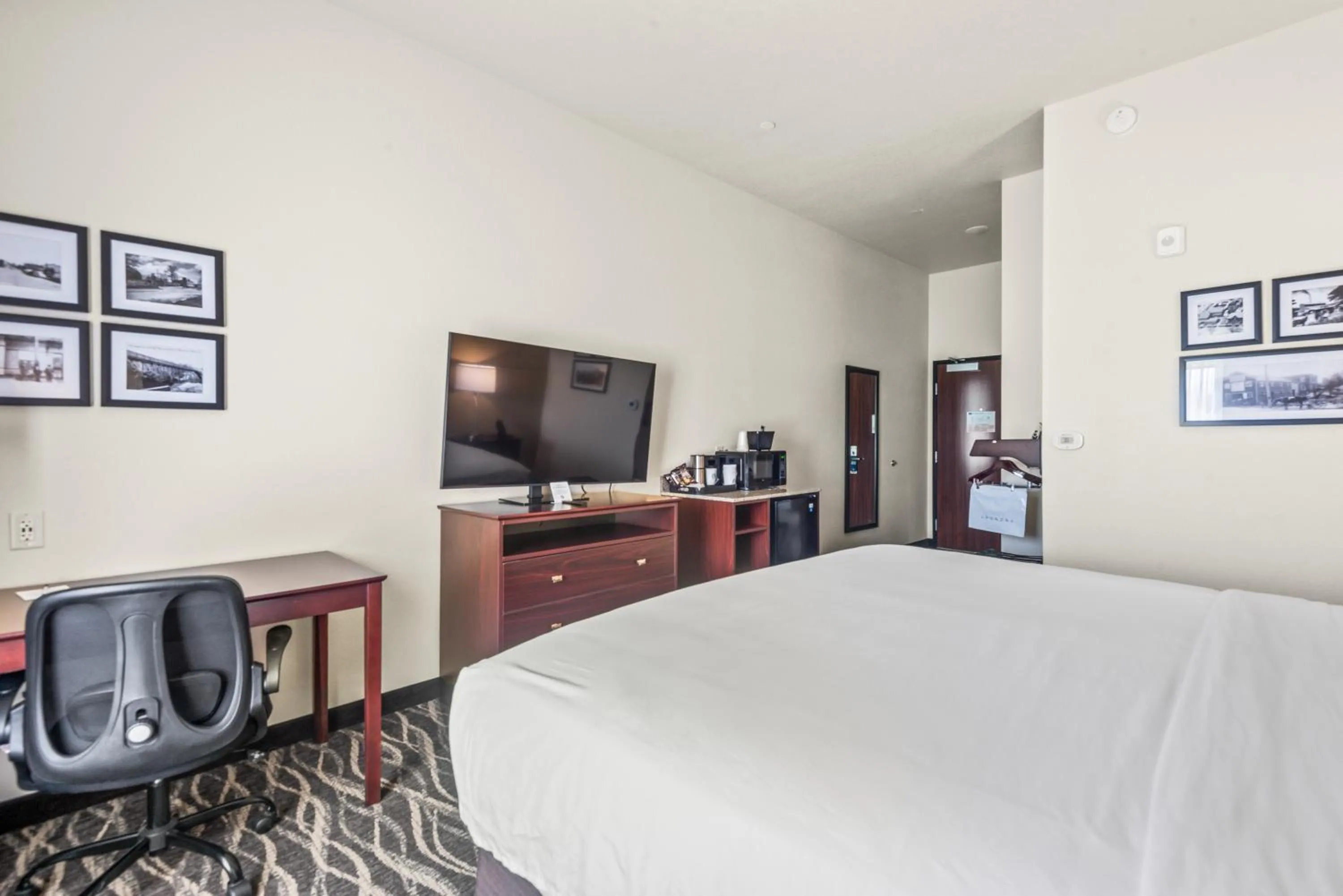 Bedroom, Bed in Cobblestone Hotel & Suites - Cullman