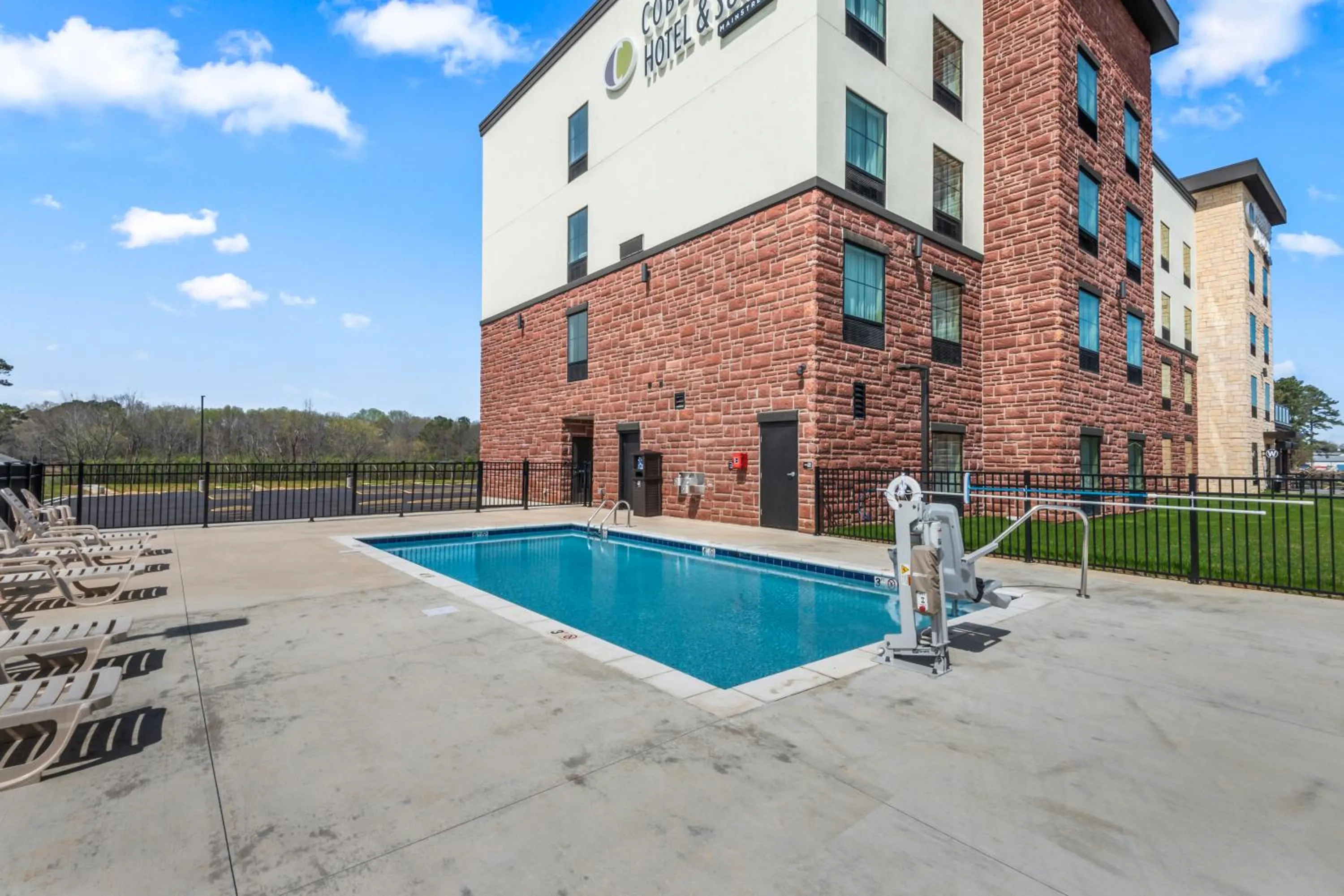 Swimming pool in Cobblestone Hotel & Suites - Cullman
