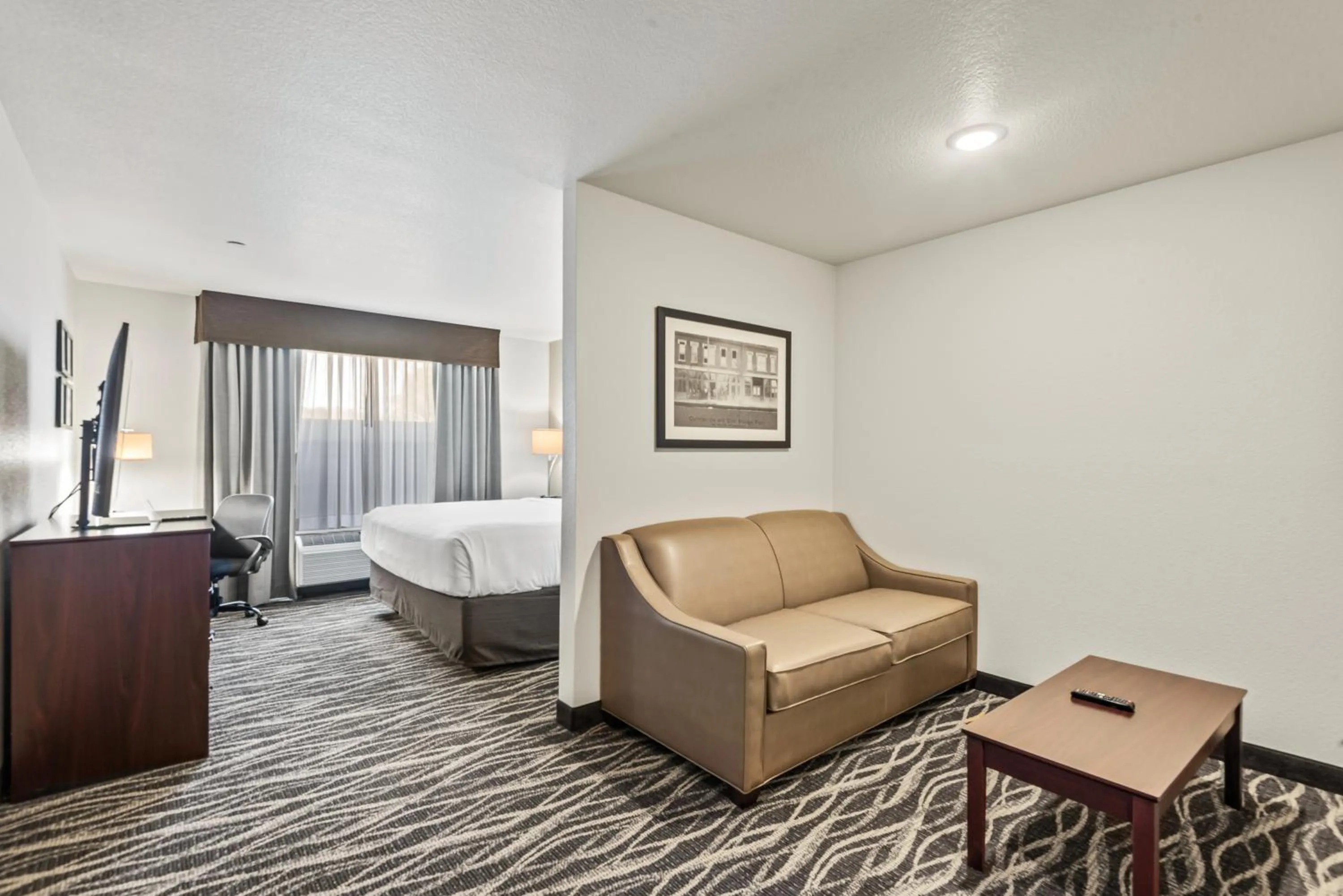 Bedroom, Bed in Cobblestone Hotel & Suites - Cullman