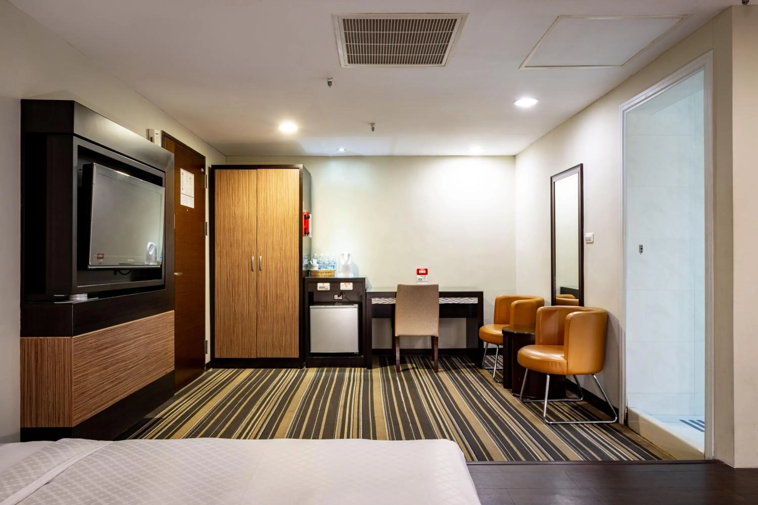 Seating area, Bed in Yoyo Hotel