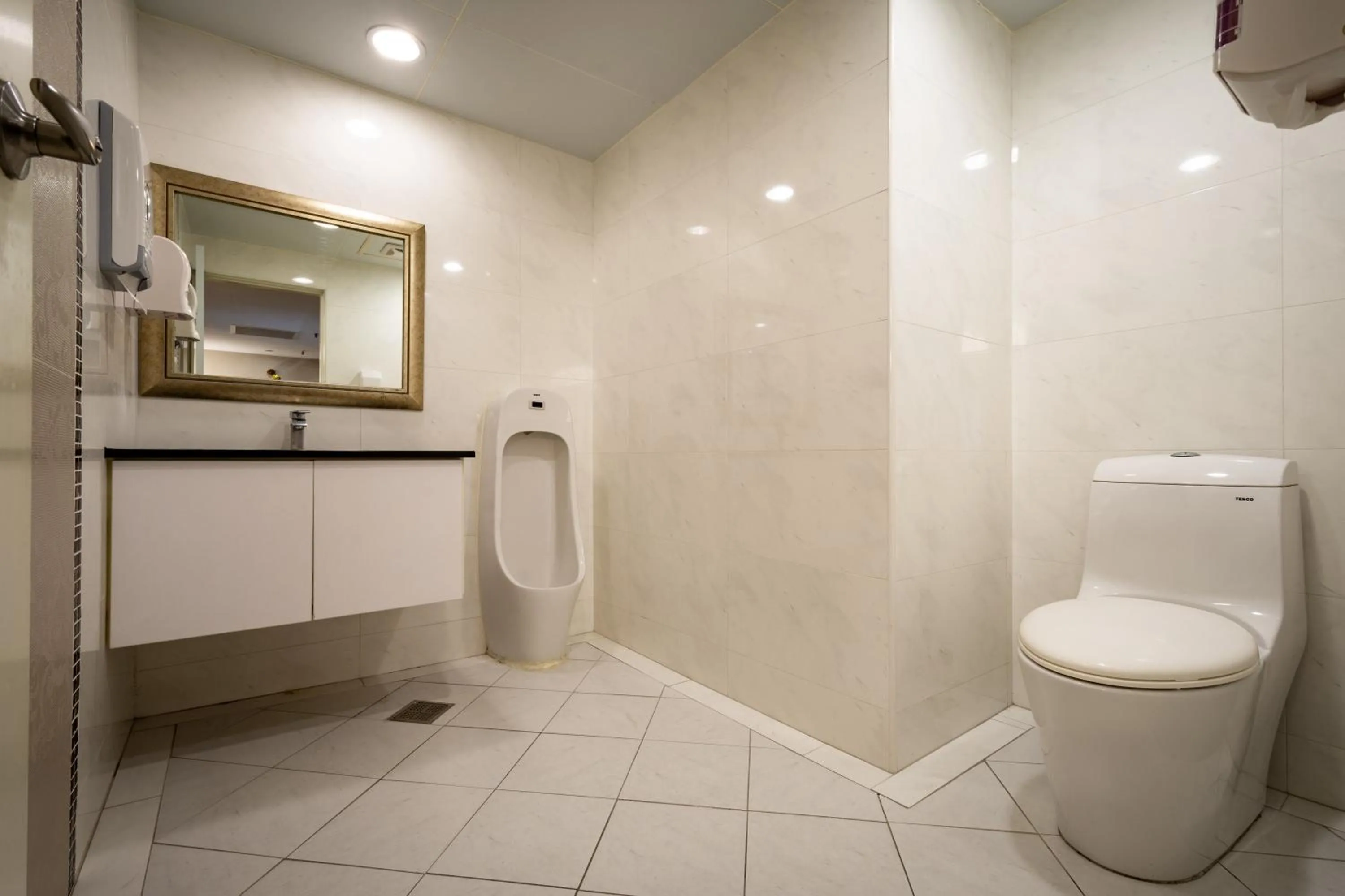 Toilet in Yoyo Hotel