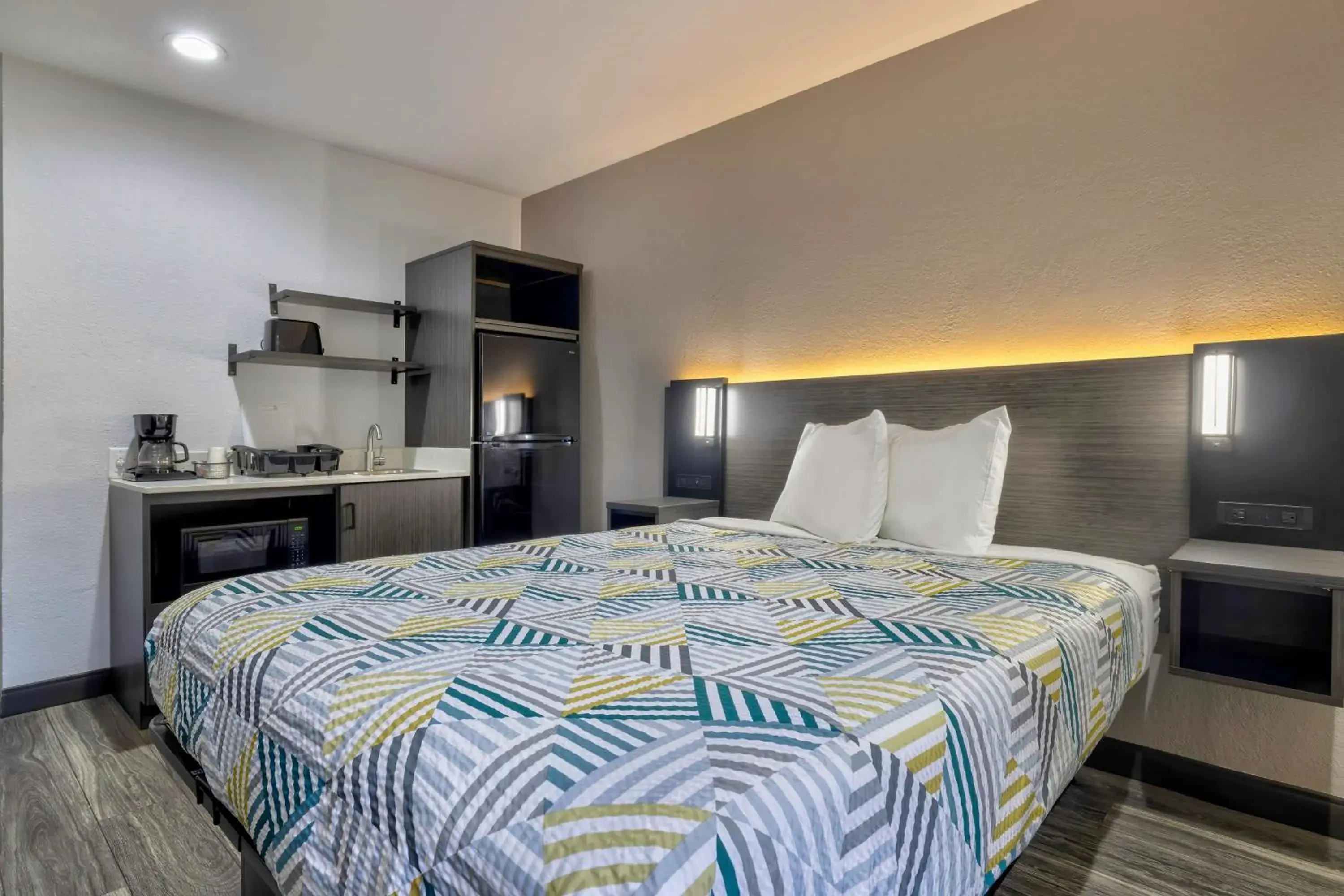 Bedroom, Bed in Studio 6 Little Rock AR South Bedroom, Bed in Studio 6 Little Rock AR South