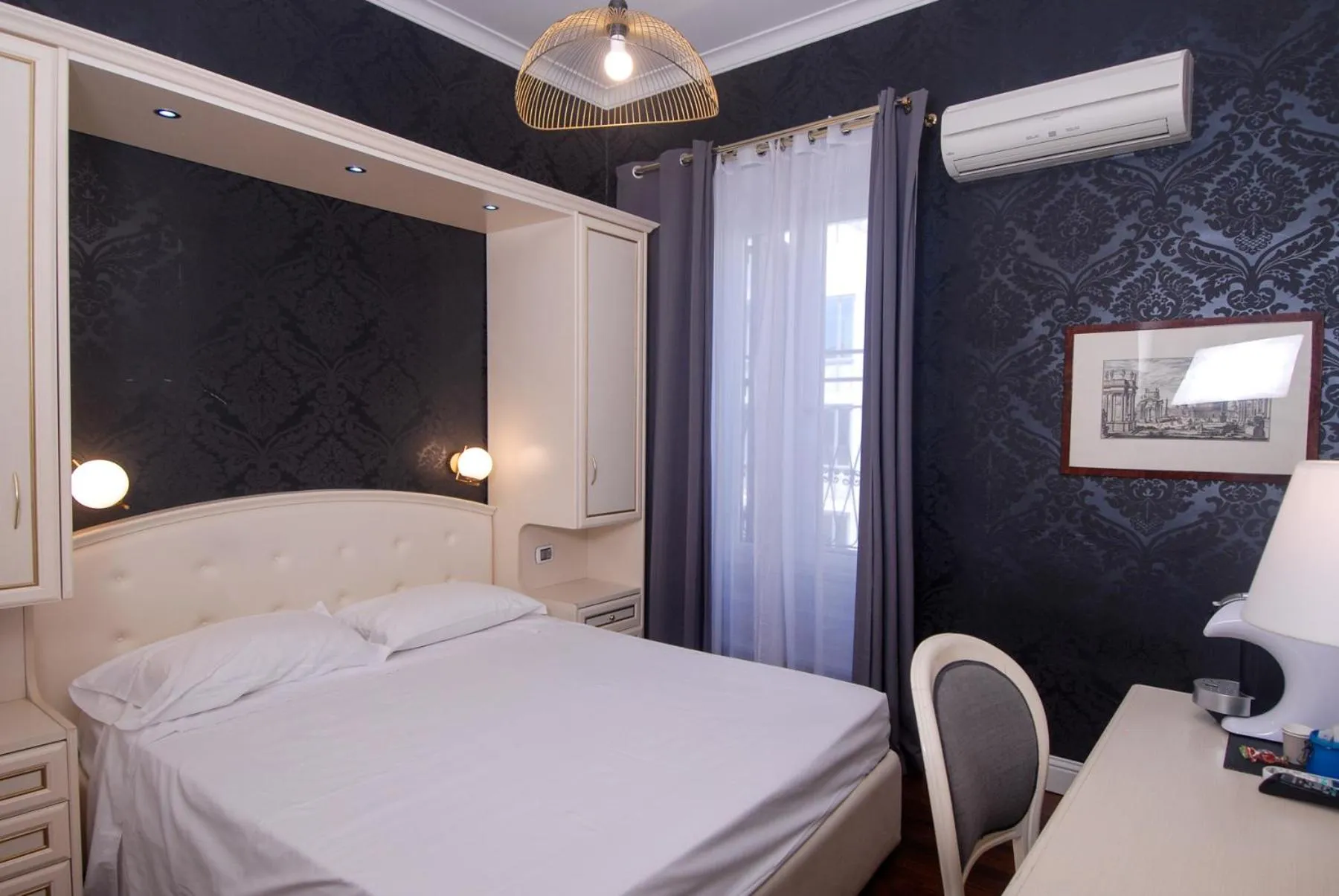 Bed in Piccolo di Piazza di Spagna Suites