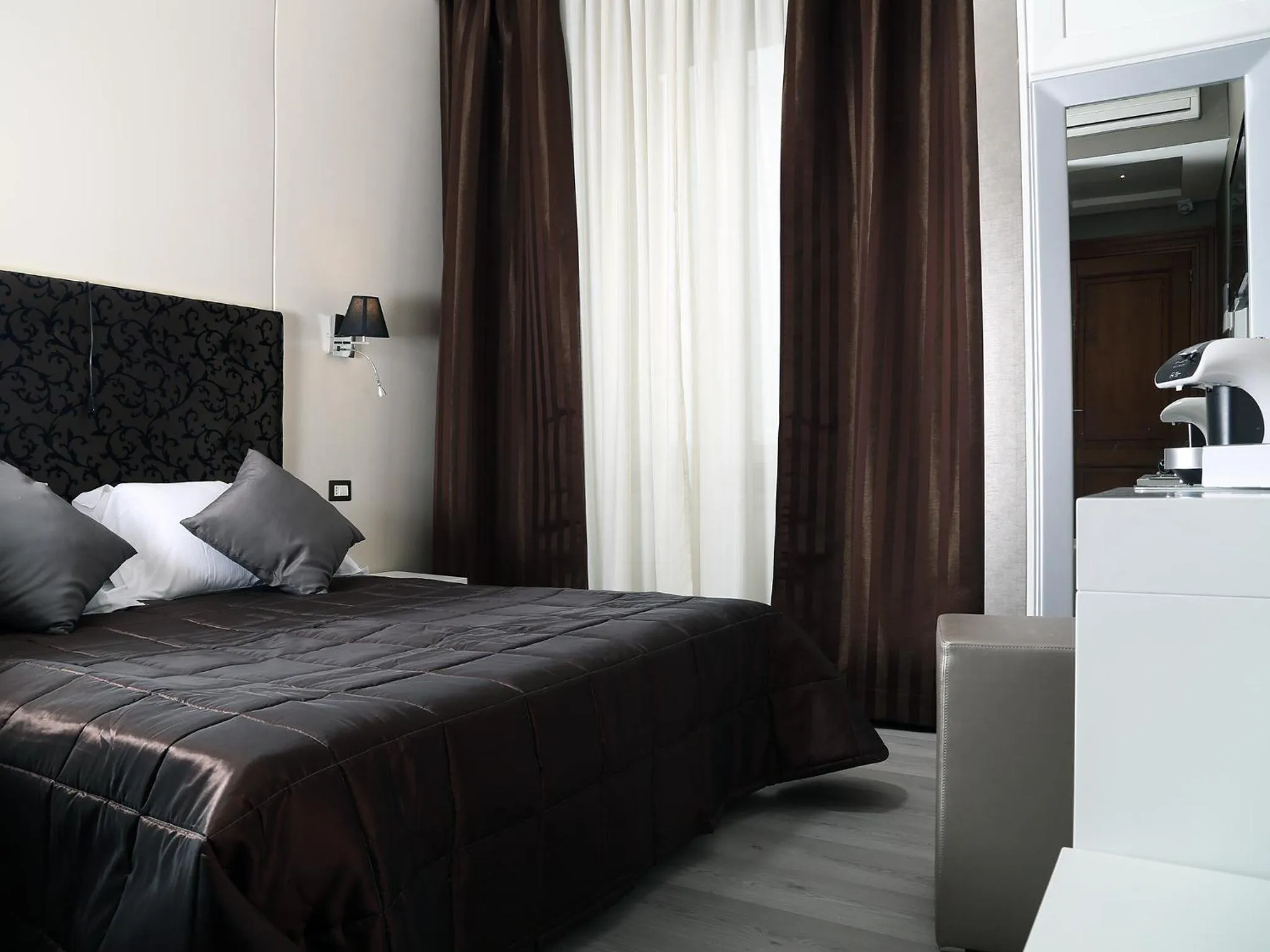 Coffee/tea facilities, Bed in Piccolo di Piazza di Spagna Suites