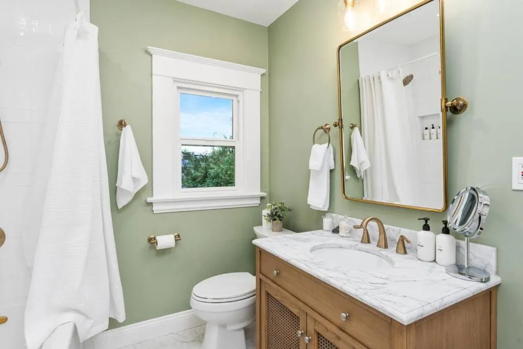 Shower in Grape Escape Inn & Suites