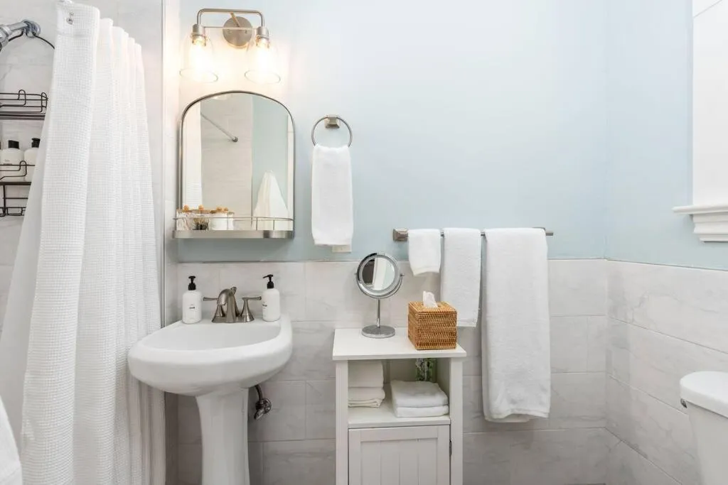 Shower in Grape Escape Inn & Suites