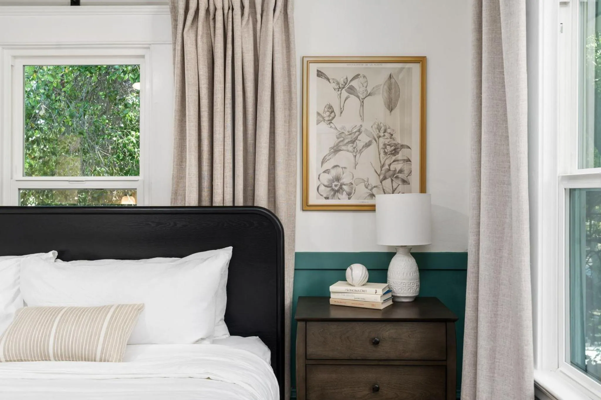 Bed in Grape Escape Inn & Suites