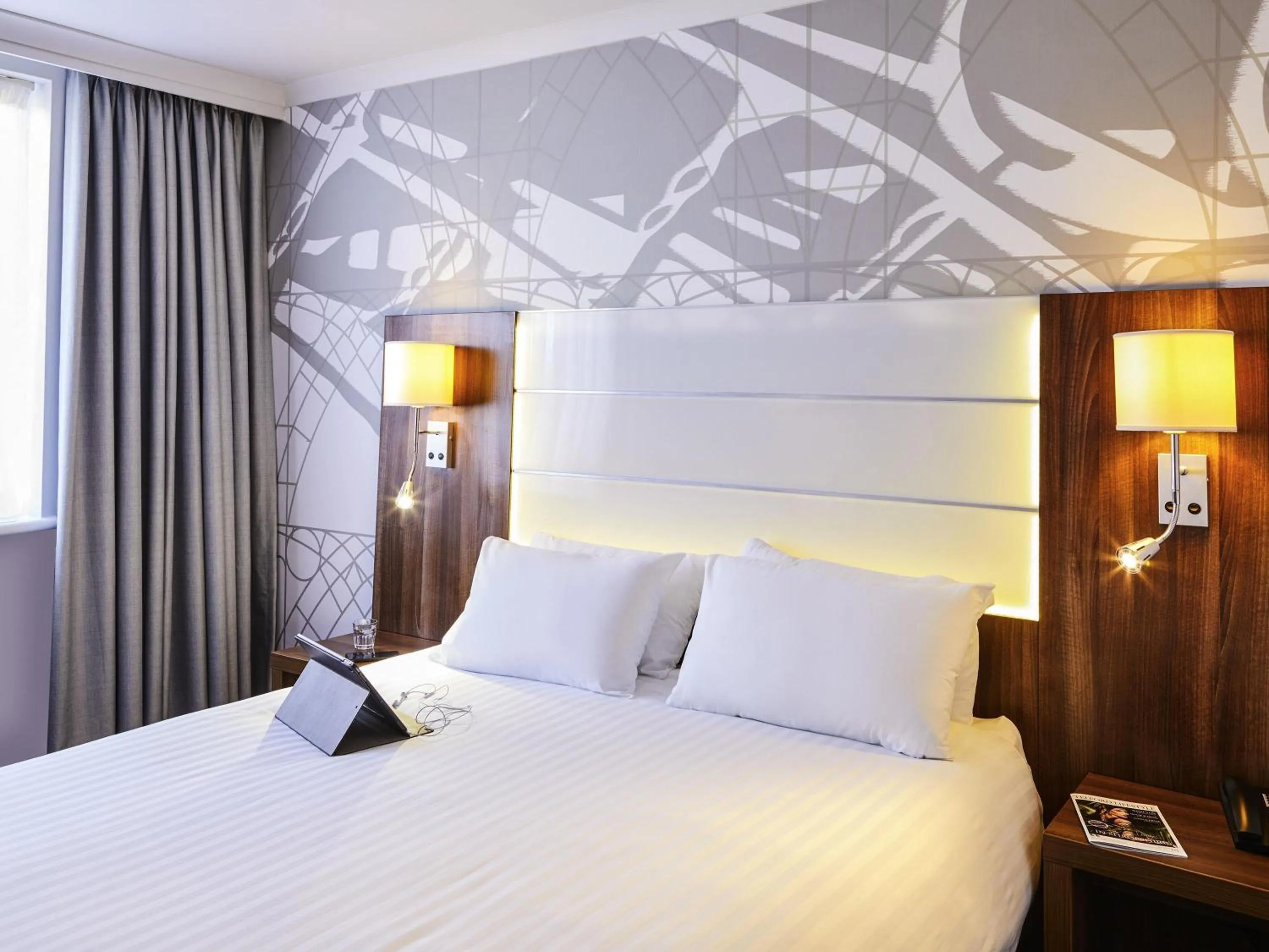 Bedroom, Bed in Mercure Telford Centre Hotel