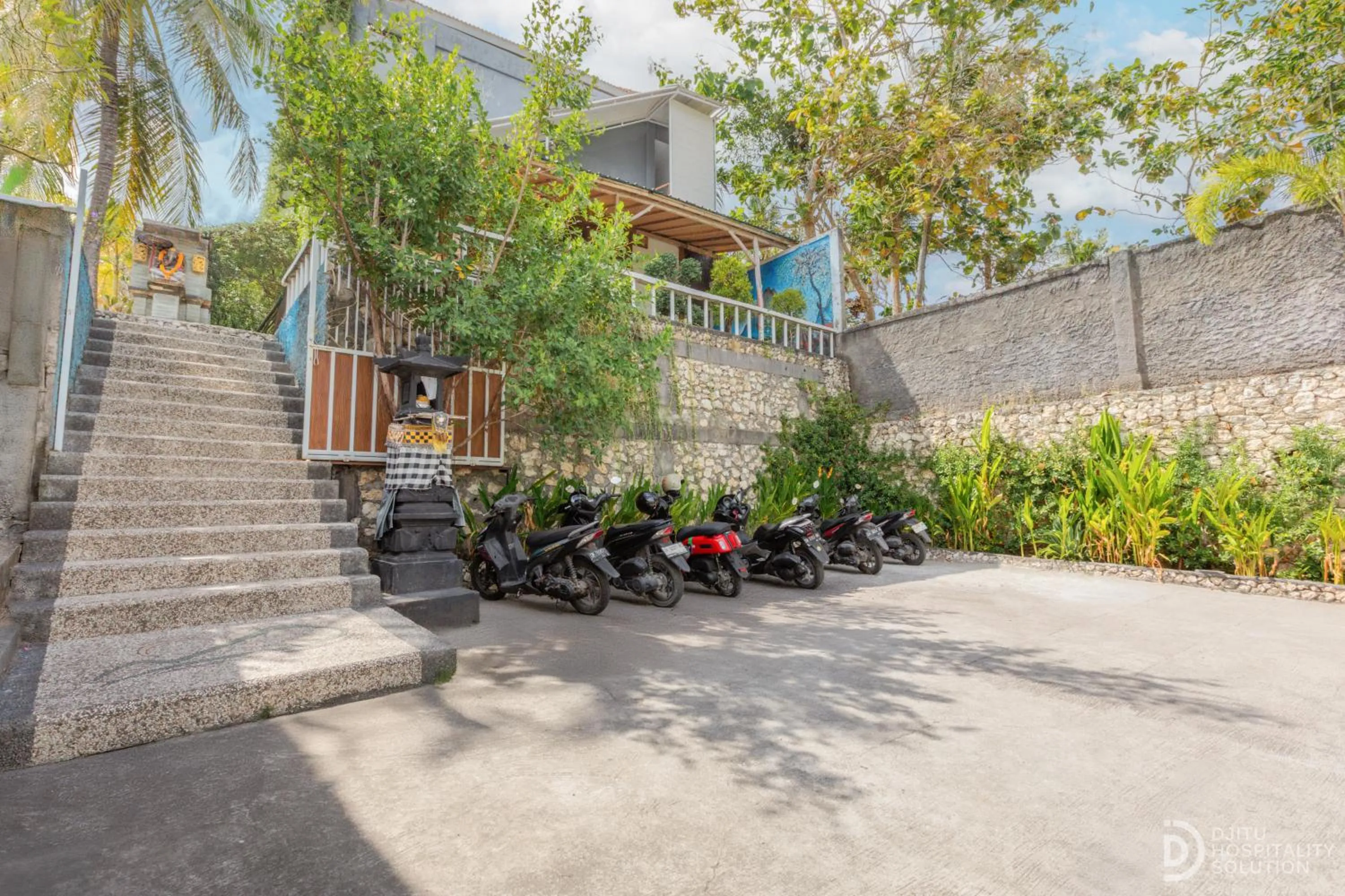 Parking in Tinggian Hill Retreat