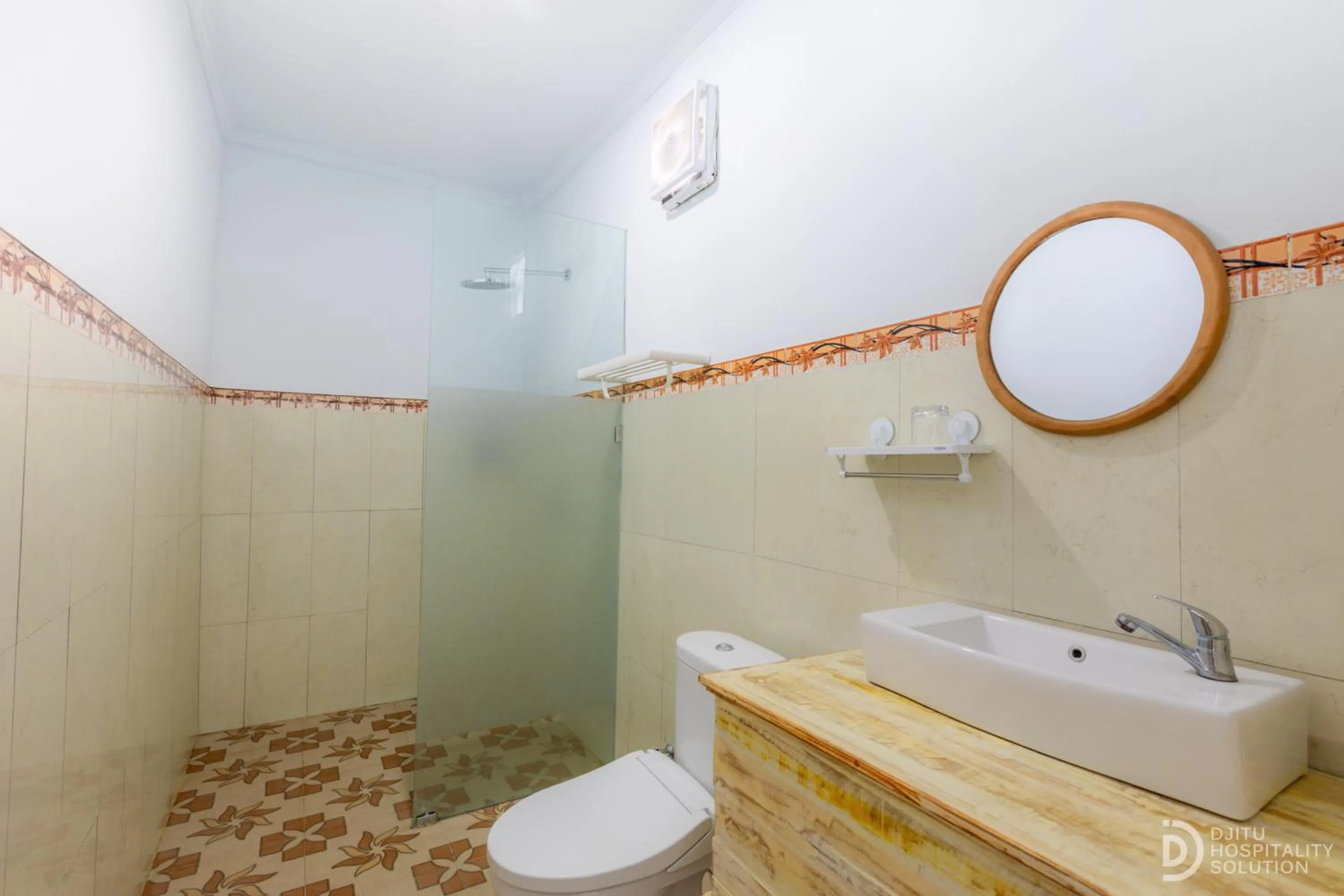 Shower in Tinggian Hill Retreat